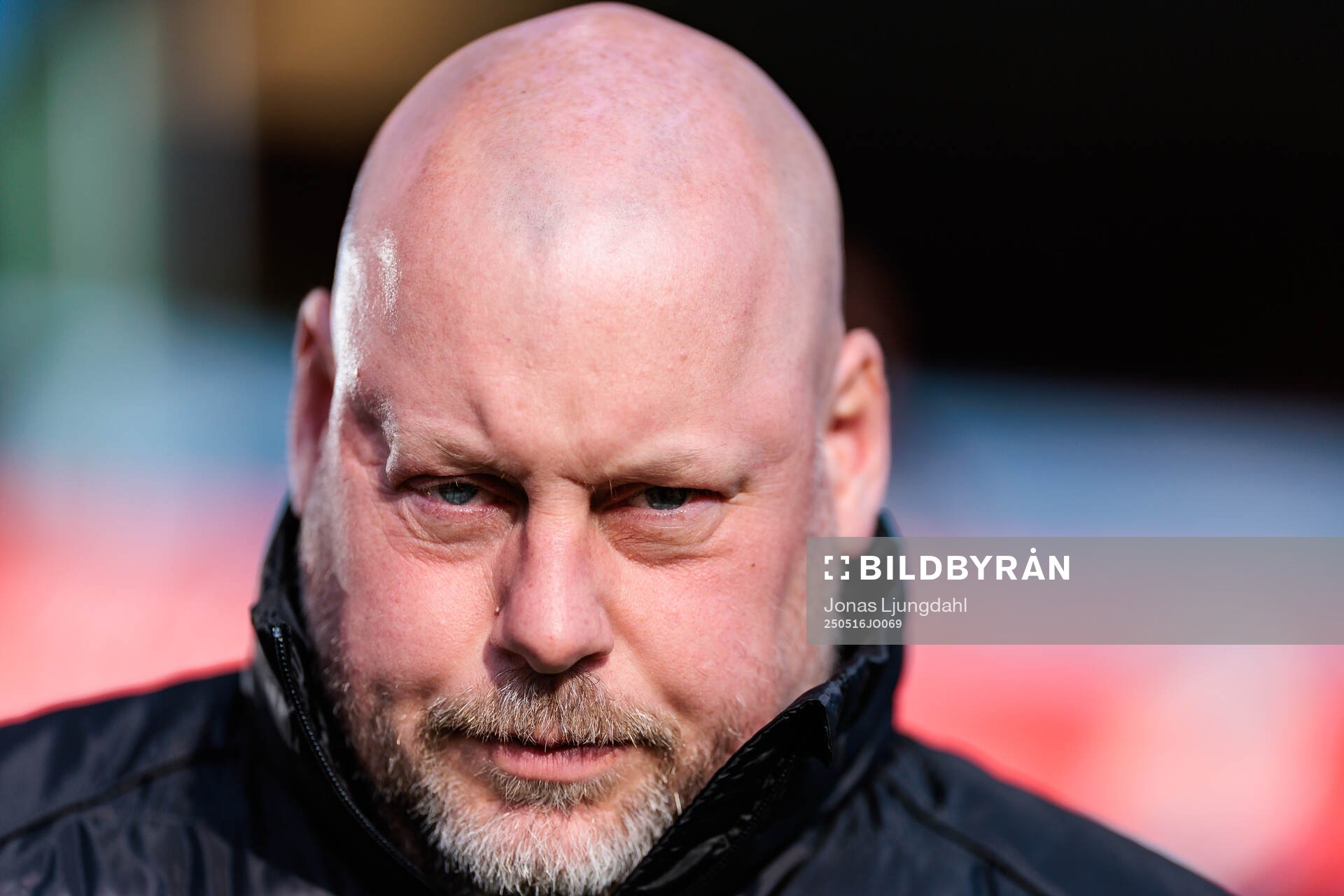 Malmö FFs tränare Jonas Valfridsson under fotbollsmatchen i Damallsvenskan mellan Växjö DFF och Malmö FF den 16 maj 2025 i Växjö. 