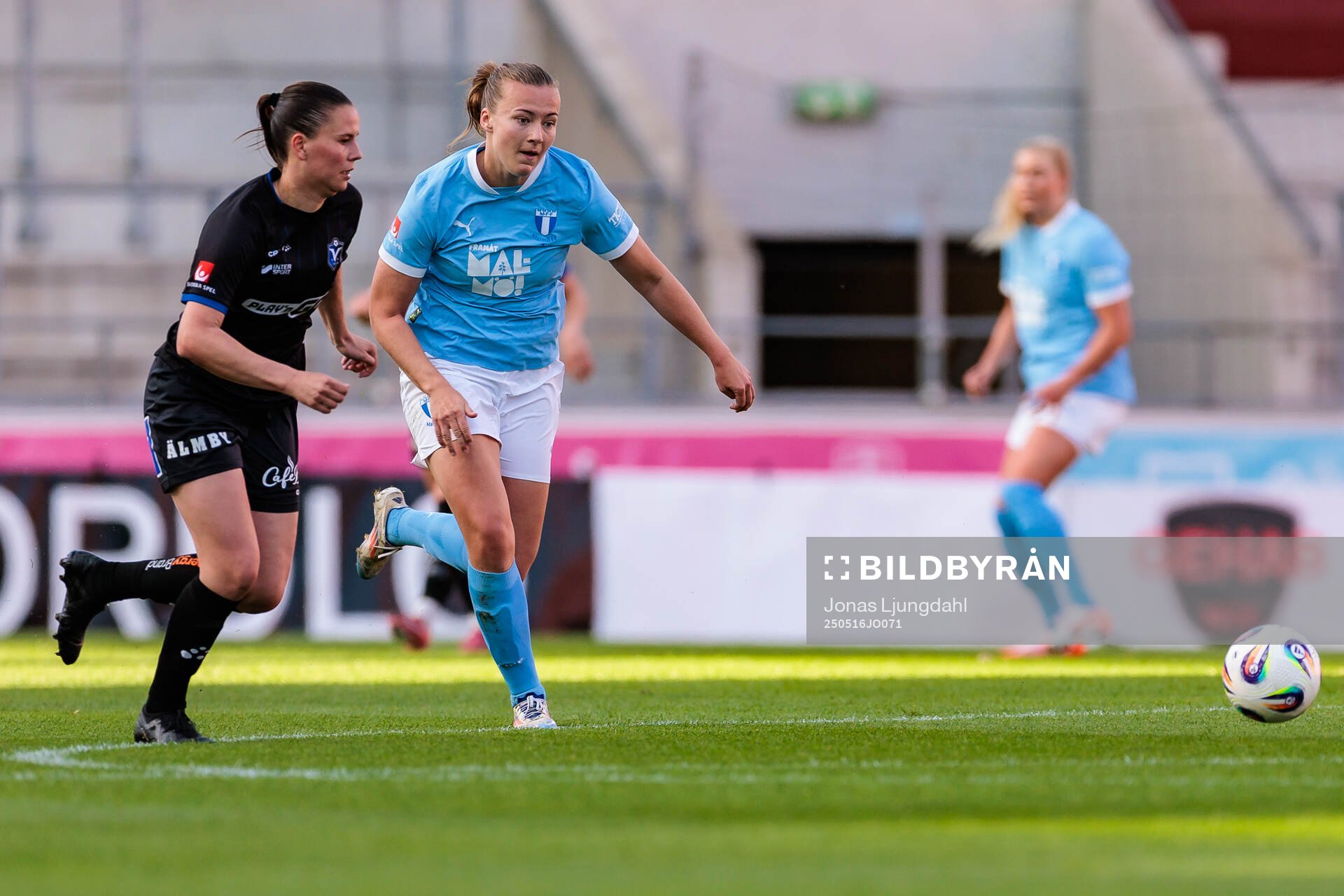 Växjö DFFs Josefin Harrysson och Malmö FFs Sara Kanutte Sørensen Fornes under fotbollsmatchen i Damallsvenskan mellan Växjö DFF och Malmö FF den 16 maj 2025 i Växjö.