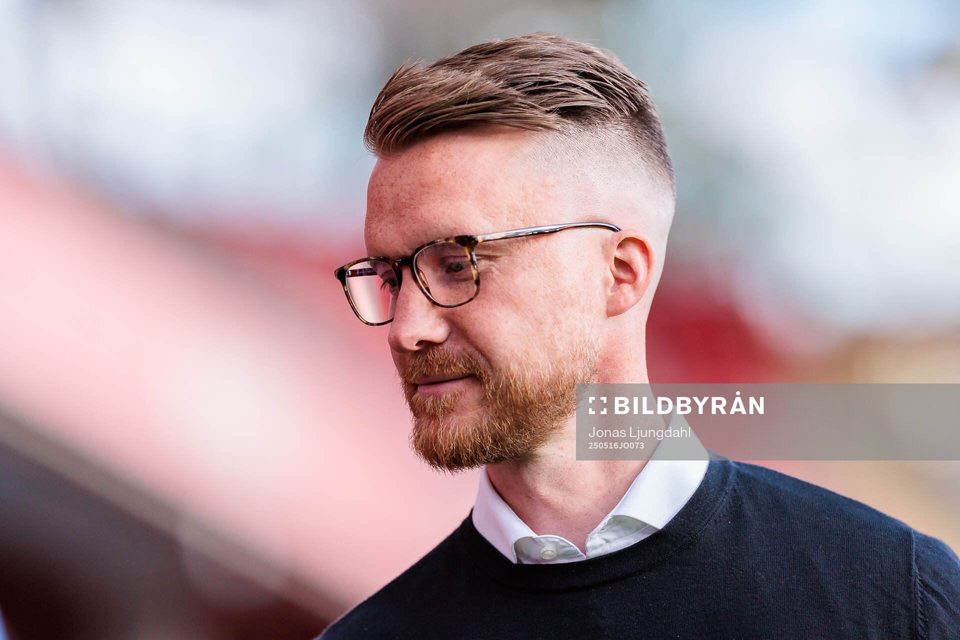 Växjö DFFs huvudtränare Olof Unogård under fotbollsmatchen i Damallsvenskan mellan Växjö DFF och Malmö FF den 16 maj 2025 i Växjö. 