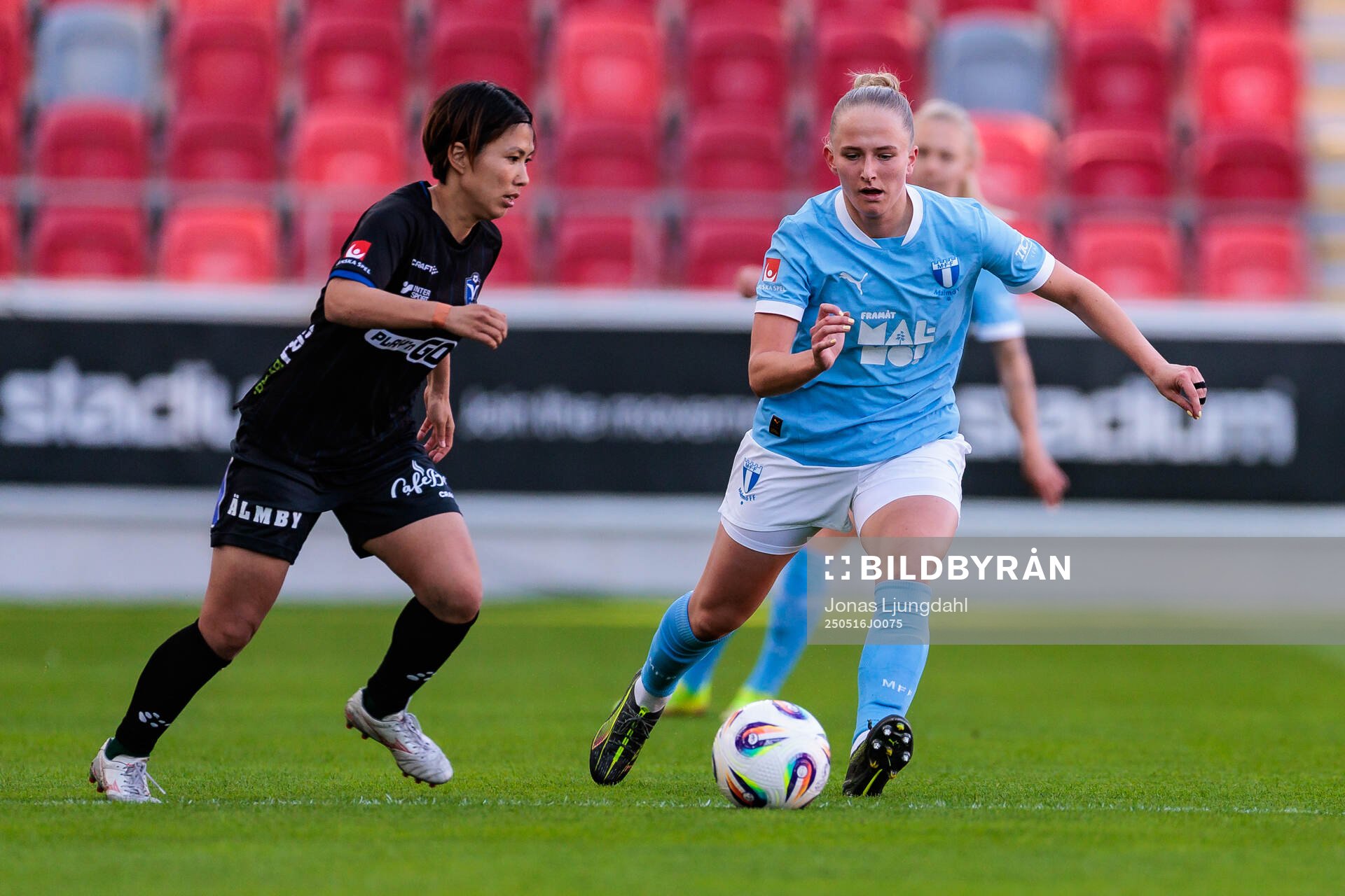 Växjö DFFs Miho Kamogawa och Malmö FFs Tuva Skoog under fotbollsmatchen i Damallsvenskan mellan Växjö DFF och Malmö FF den 16 maj 2025 i Växjö.
