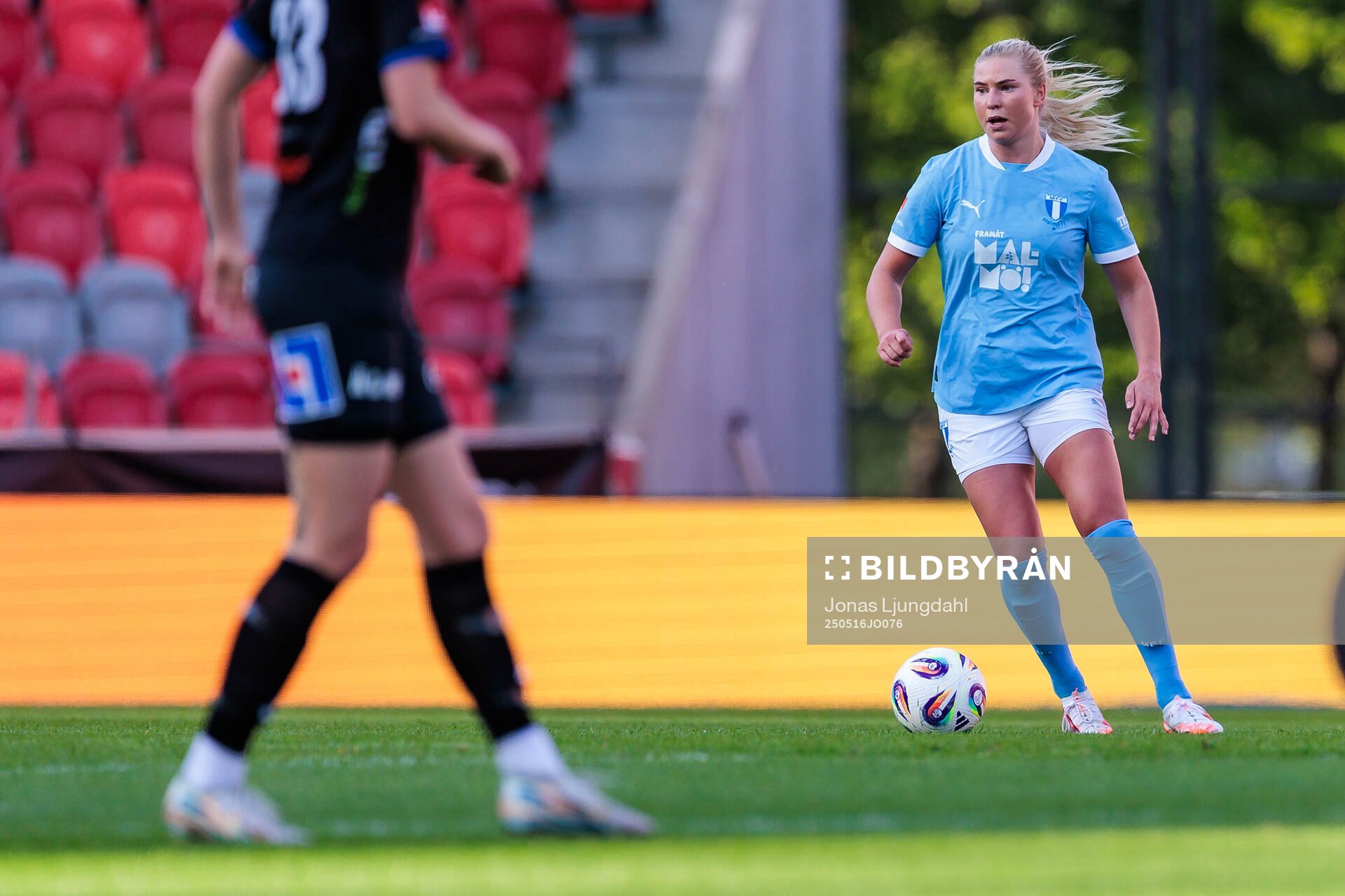 Malmö FFs Ellen Löfqvist under fotbollsmatchen i Damallsvenskan mellan Växjö DFF och Malmö FF den 16 maj 2025 i Växjö. 
