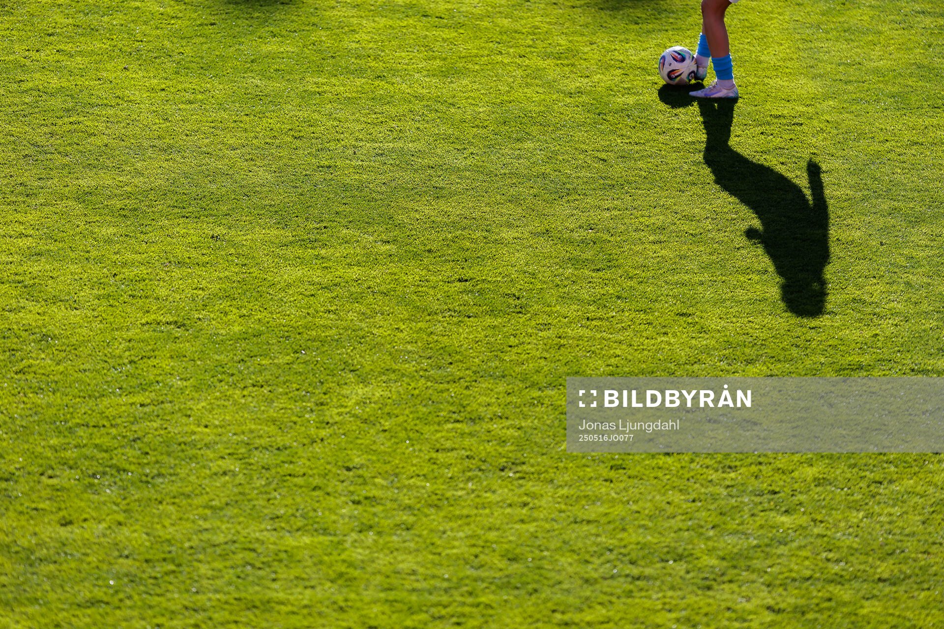 Skugga från en Malmö FFs spelare inför fotbollsmatchen i Damallsvenskan mellan Växjö DFF och Malmö FF den 16 maj 2025 i Växjö. 