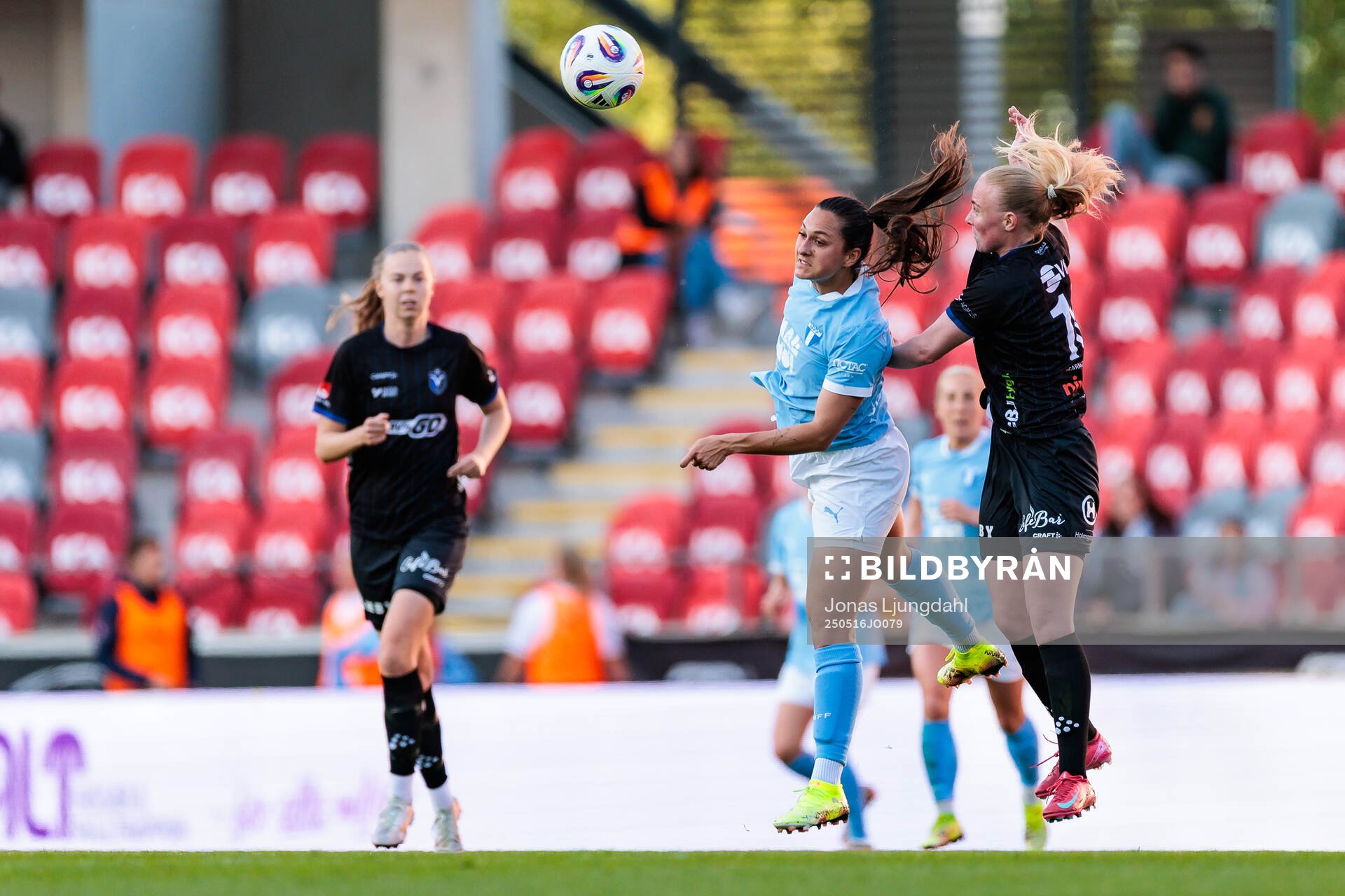 Malmö FFs Isabella D'Aquila och Växjö DFFs Helmi Raijas under fotbollsmatchen i Damallsvenskan mellan Växjö DFF och Malmö FF den 16 maj 2025 i Växjö.