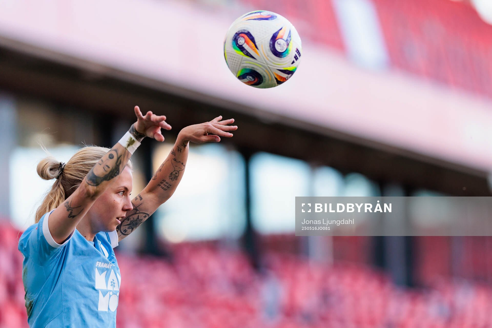 Malmö FFs Nathalie Hoff Persson gör ett inkast under fotbollsmatchen i Damallsvenskan mellan Växjö DFF och Malmö FF den 16 maj 2025 i Växjö.