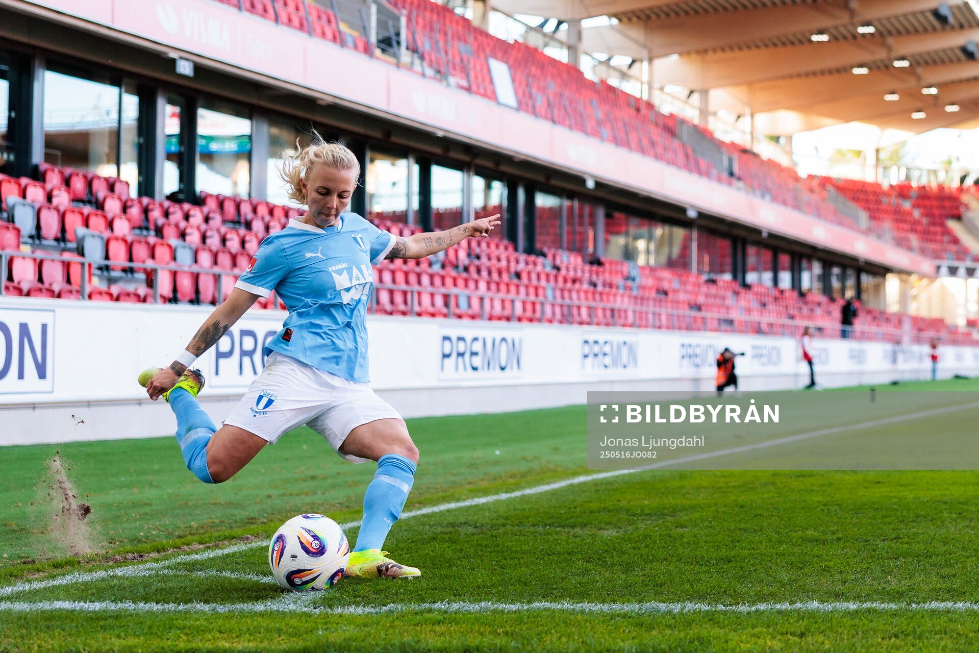 Malmö FFs Nathalie Hoff Persson slår en hörna under fotbollsmatchen i Damallsvenskan mellan Växjö DFF och Malmö FF den 16 maj 2025 i Växjö.