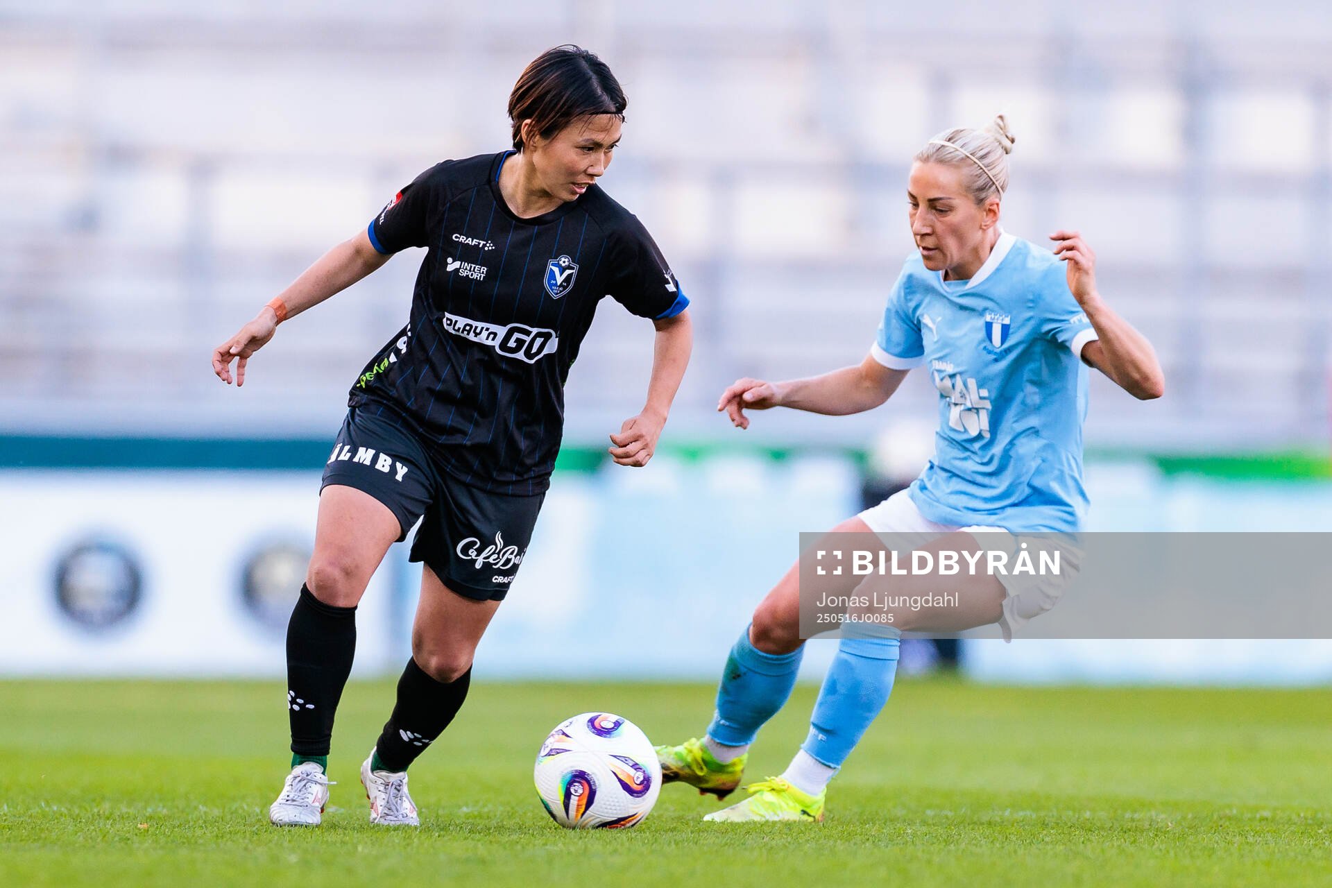 Växjö DFFs Miho Kamogawa och Malmö FFs Mia Persson under fotbollsmatchen i Damallsvenskan mellan Växjö DFF och Malmö FF den 16 maj 2025 i Växjö.