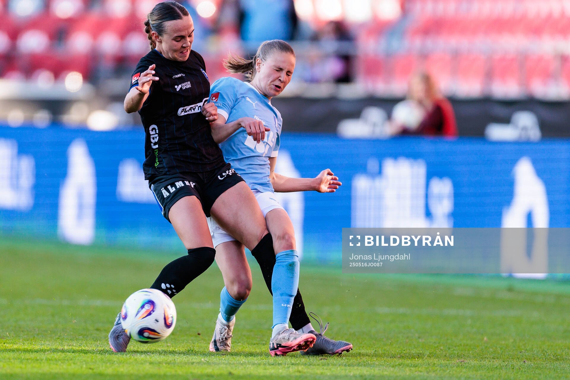 Växjö DFFs Larkin Russel och Malmö FFs Katariina Kosola under fotbollsmatchen i Damallsvenskan mellan Växjö DFF och Malmö FF den 16 maj 2025 i Växjö.