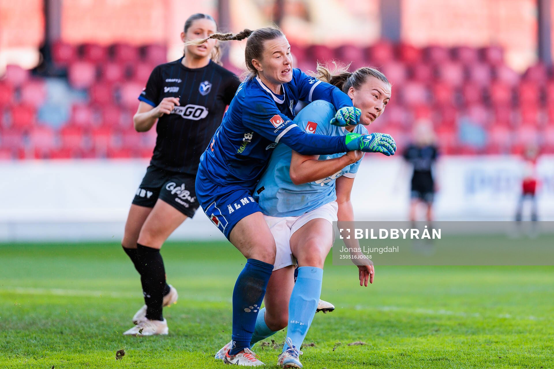 Växjö DFFs målvakt Maja Bay Østergaard och Malmö FFs Sara Kanutte Sørensen Fornes under fotbollsmatchen i Damallsvenskan mellan Växjö DFF och Malmö FF den 16 maj 2025 i Växjö.