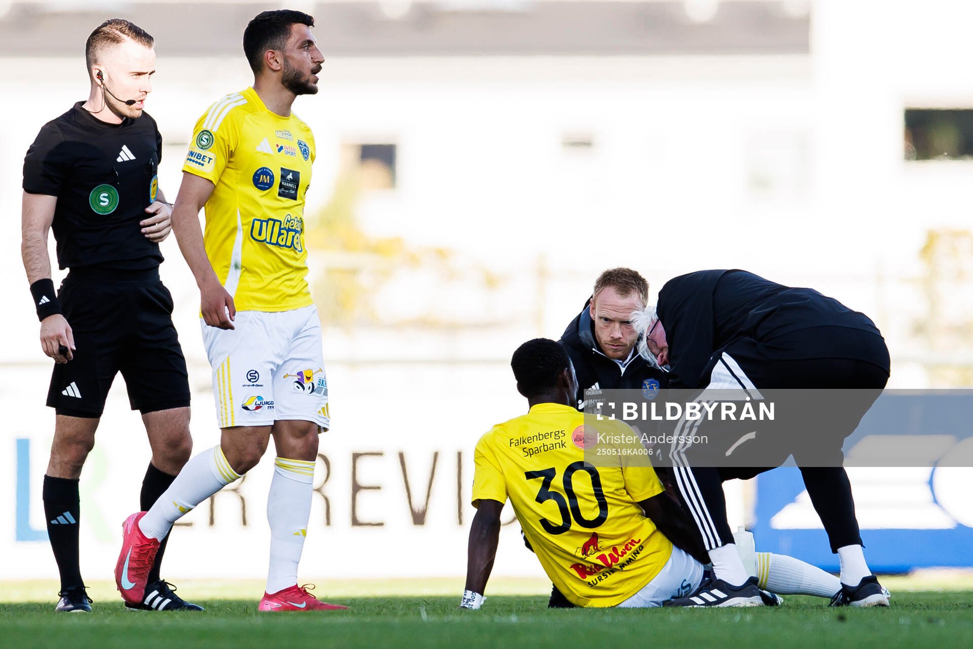 Falkenbergs Wanbe Godwin Aguda får vård under fotbollsmatchen i Superettan mellan Falkenberg och Kalmar den 16 maj 2025 i Falkenberg. 