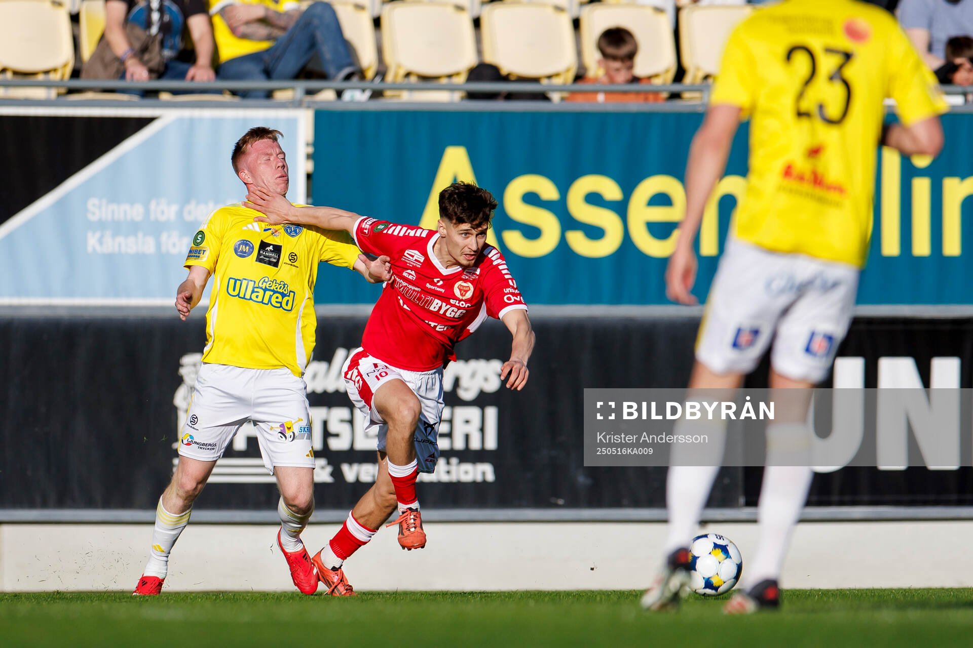 Falkenbergs Lucas Sibelius och Kalmars Camil Jebara under fotbollsmatchen i Superettan mellan Falkenberg och Kalmar den 16 maj 2025 i Falkenberg.