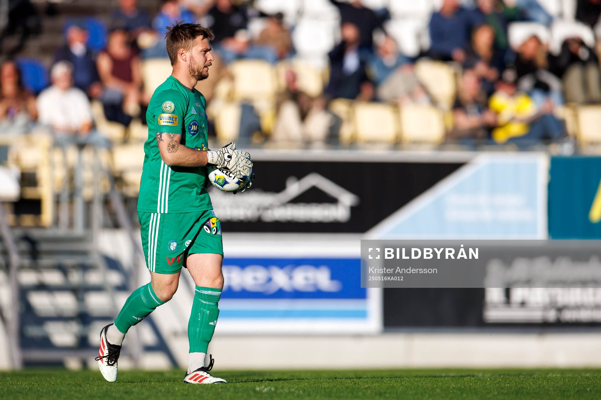 Falkenbergs målvakt Anton Andersson under fotbollsmatchen i Superettan mellan Falkenberg och Kalmar den 16 maj 2025 i Falkenberg. 