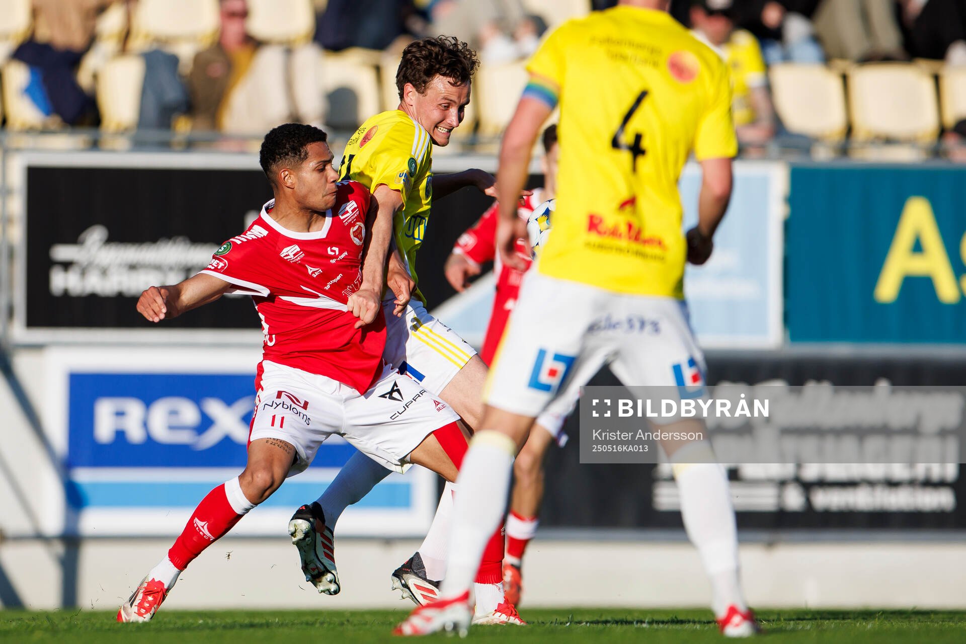 Kalmars Anthony Olusanya och Falkenbergs Alexander Salo under fotbollsmatchen i Superettan mellan Falkenberg och Kalmar den 16 maj 2025 i Falkenberg.