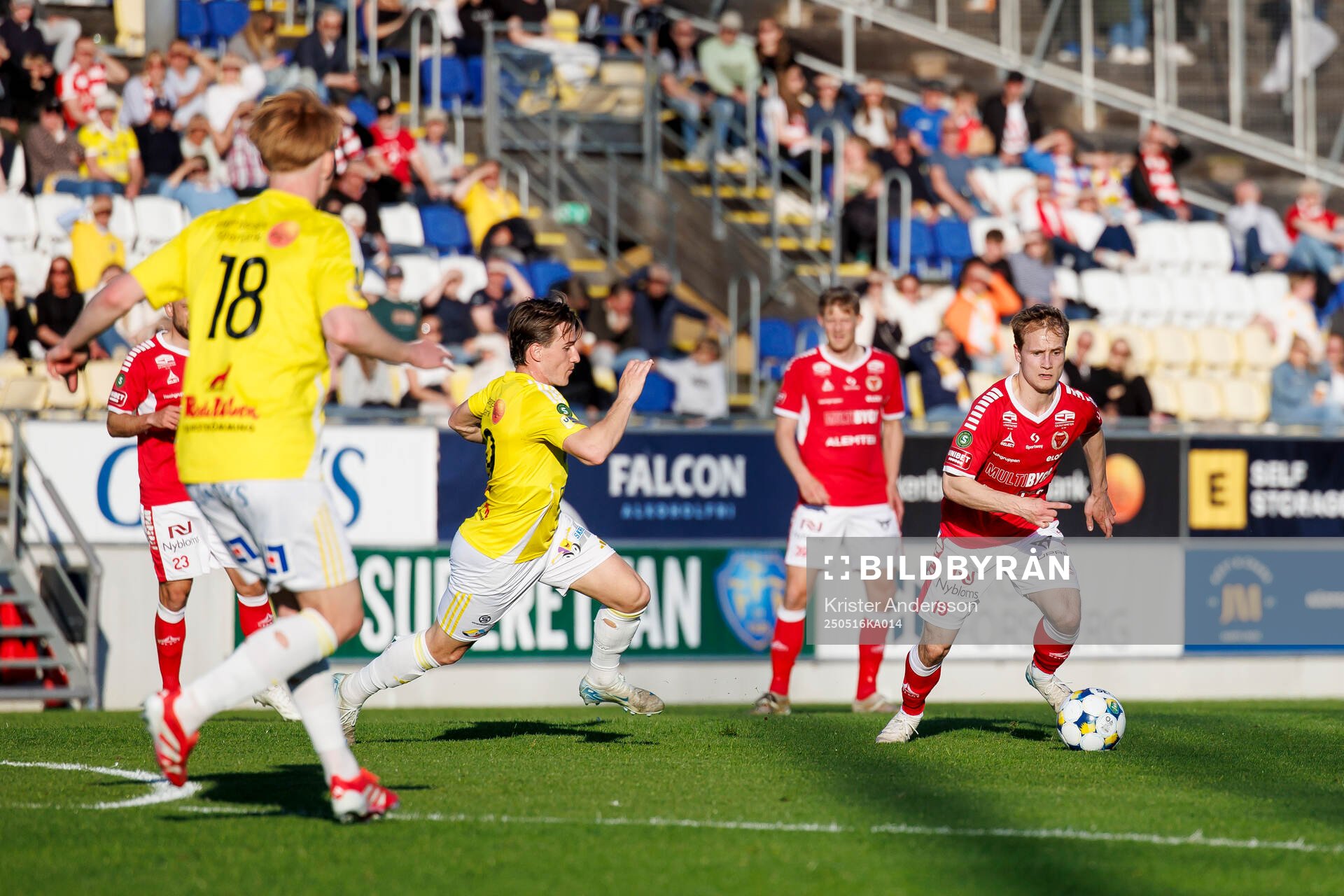 Falkenbergs Oskar Lindberg och Kalmars Saku Ylätupa under fotbollsmatchen i Superettan mellan Falkenberg och Kalmar den 16 maj 2025 i Falkenberg.