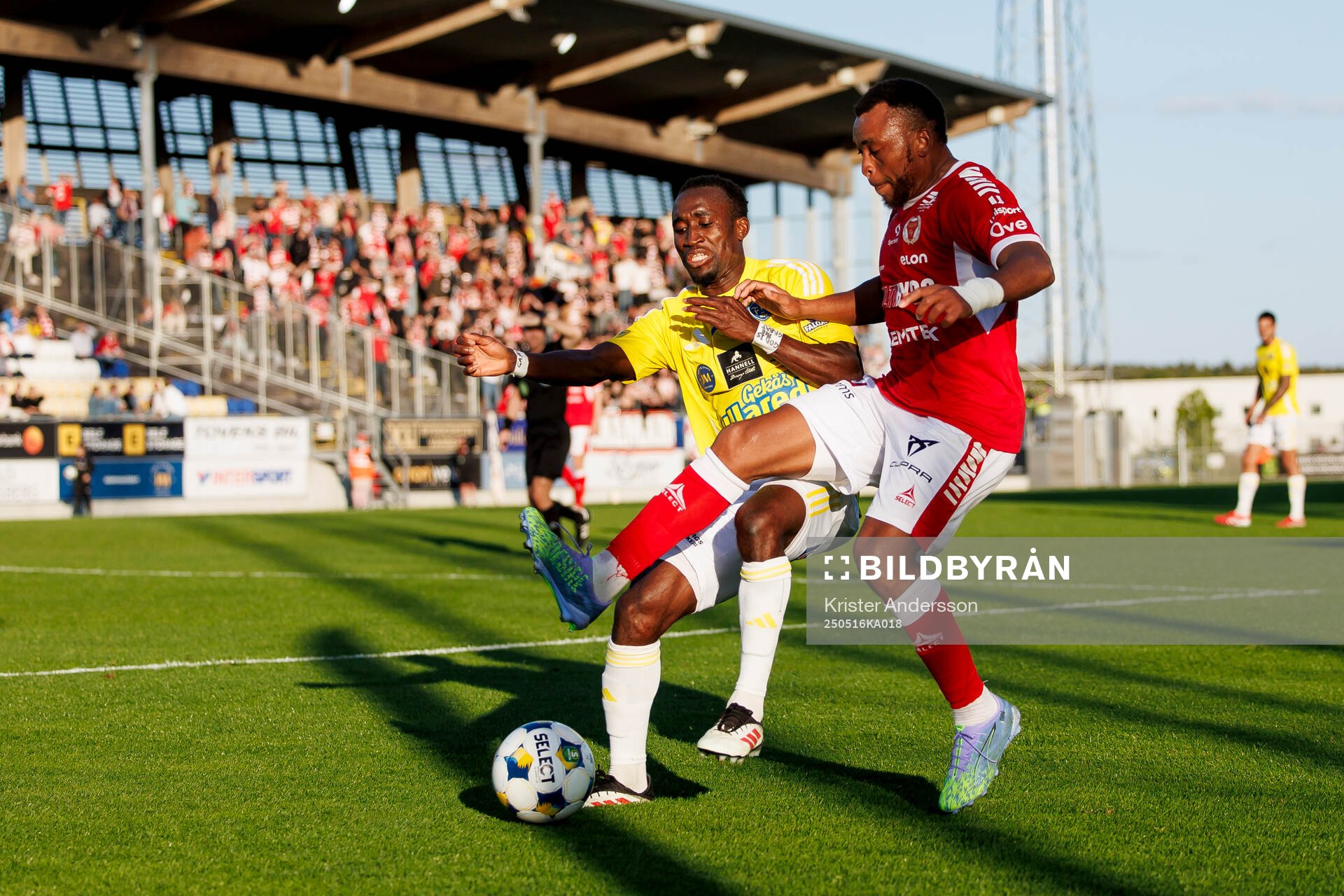 Falkenbergs Wanbe Godwin Aguda och Kalmars Abdussalam Magashy under fotbollsmatchen i Superettan mellan Falkenberg och Kalmar den 16 maj 2025 i Falkenberg. 