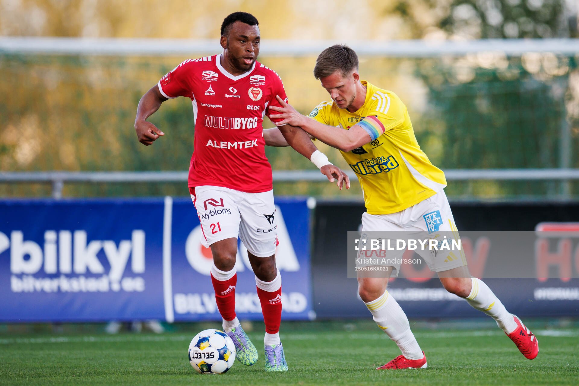 Kalmars Abdussalam Magashy och Falkenbergs Tim Stålheden under fotbollsmatchen i Superettan mellan Falkenberg och Kalmar den 16 maj 2025 i Falkenberg.