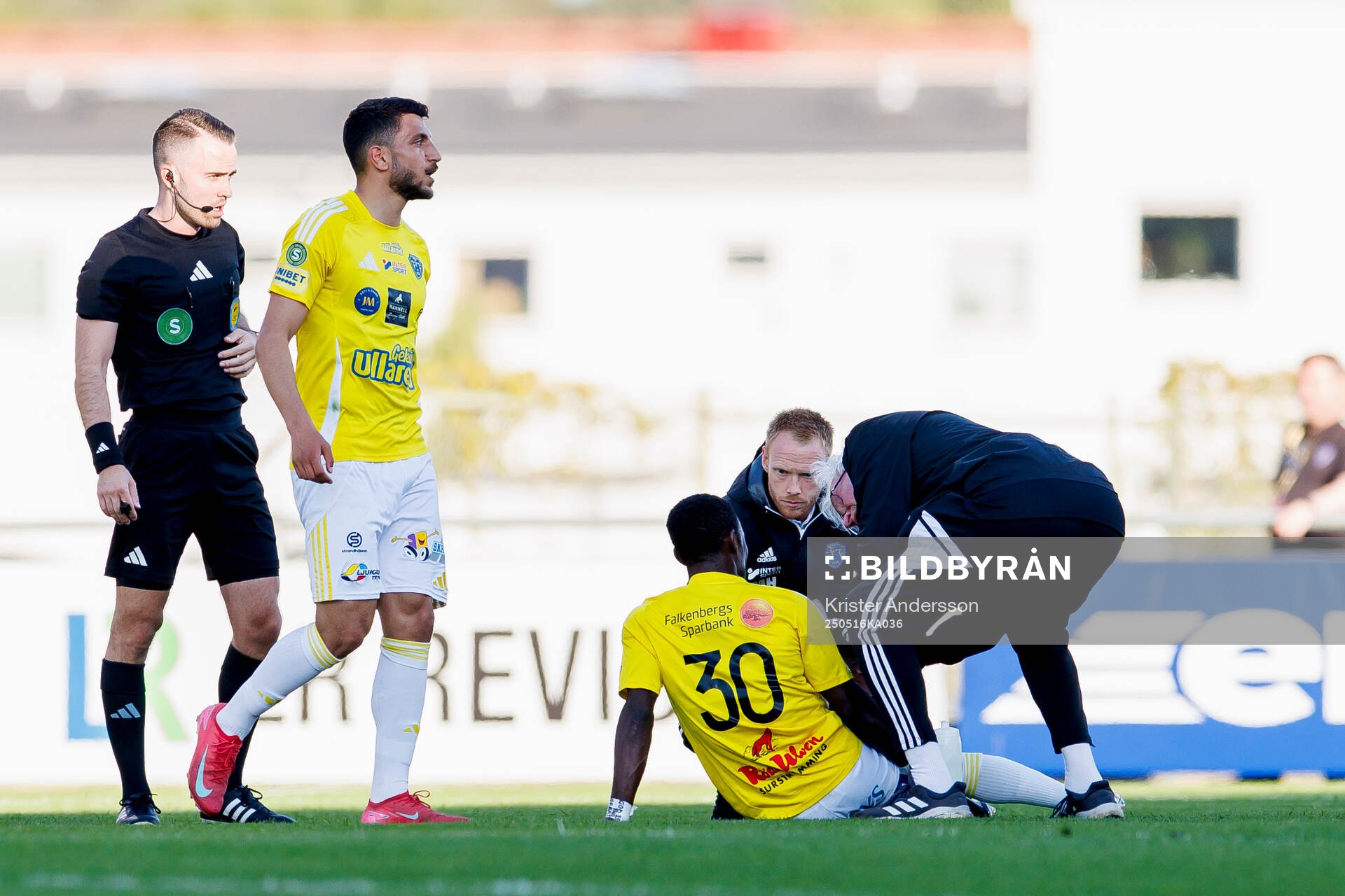 Falkenbergs Wanbe Godwin Aguda har ont under fotbollsmatchen i Superettan mellan Falkenberg och Kalmar den 16 maj 2025 i Falkenberg. 
