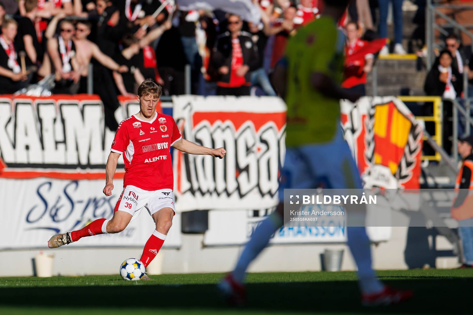 Kalmars Lars Sætra under fotbollsmatchen i Superettan mellan Falkenberg och Kalmar den 16 maj 2025 i Falkenberg. 