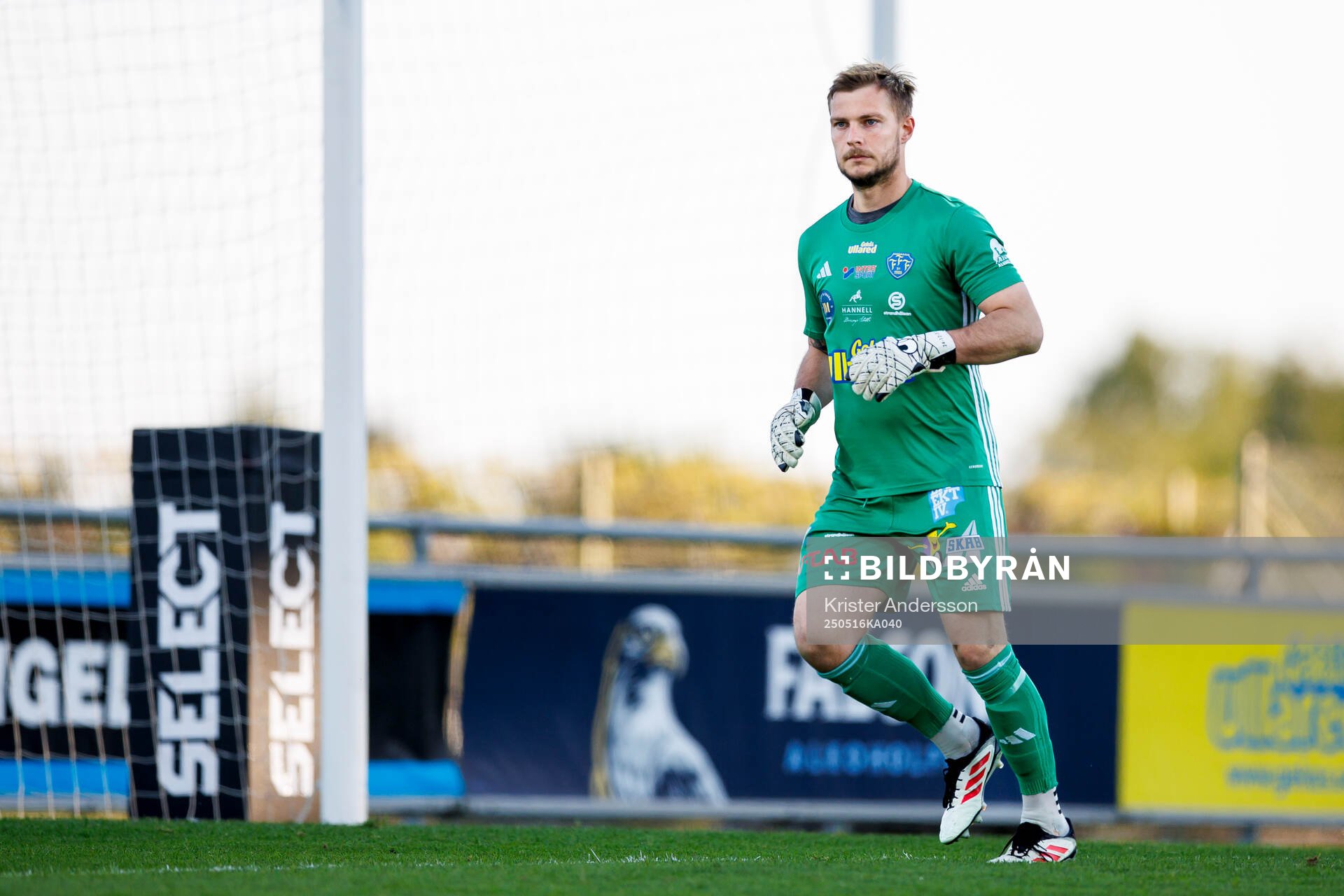 Falkenbergs målvakt Anton Andersson under fotbollsmatchen i Superettan mellan Falkenberg och Kalmar den 16 maj 2025 i Falkenberg. 