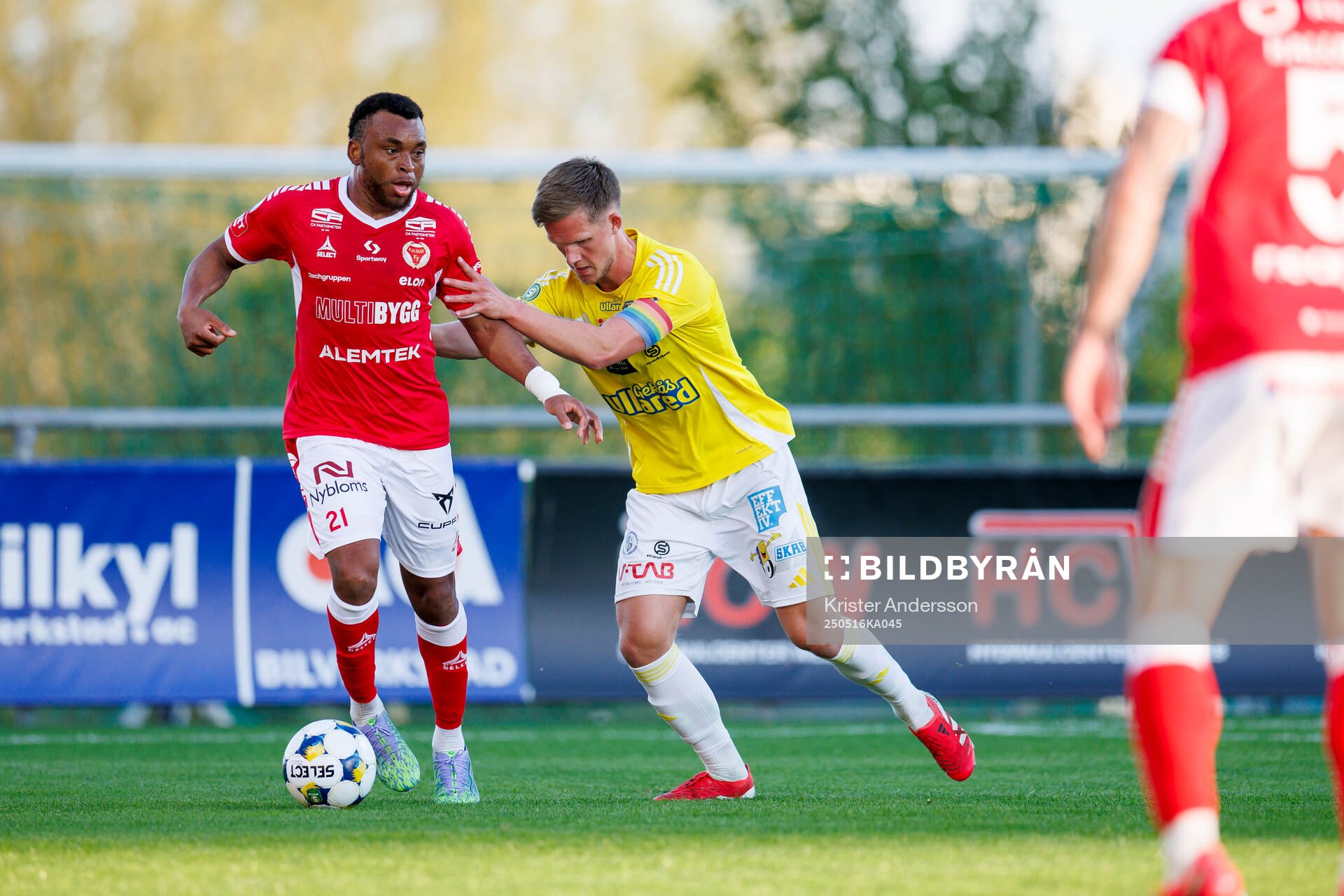 Kalmars Abdussalam Magashy och Falkenbergs Tim Stålheden under fotbollsmatchen i Superettan mellan Falkenberg och Kalmar den 16 maj 2025 i Falkenberg.