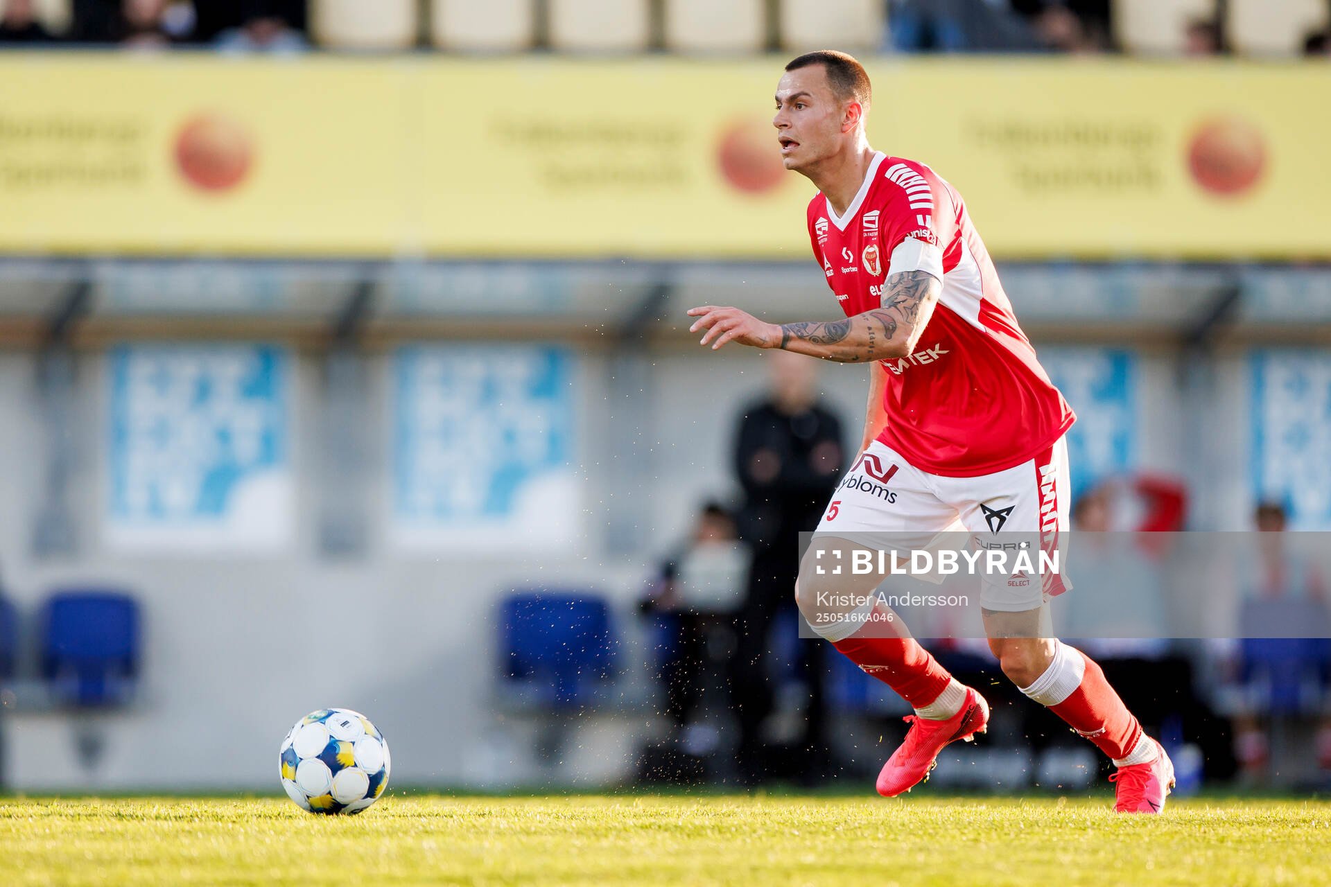 Kalmars Melker Hallberg under fotbollsmatchen i Superettan mellan Falkenberg och Kalmar den 16 maj 2025 i Falkenberg. 