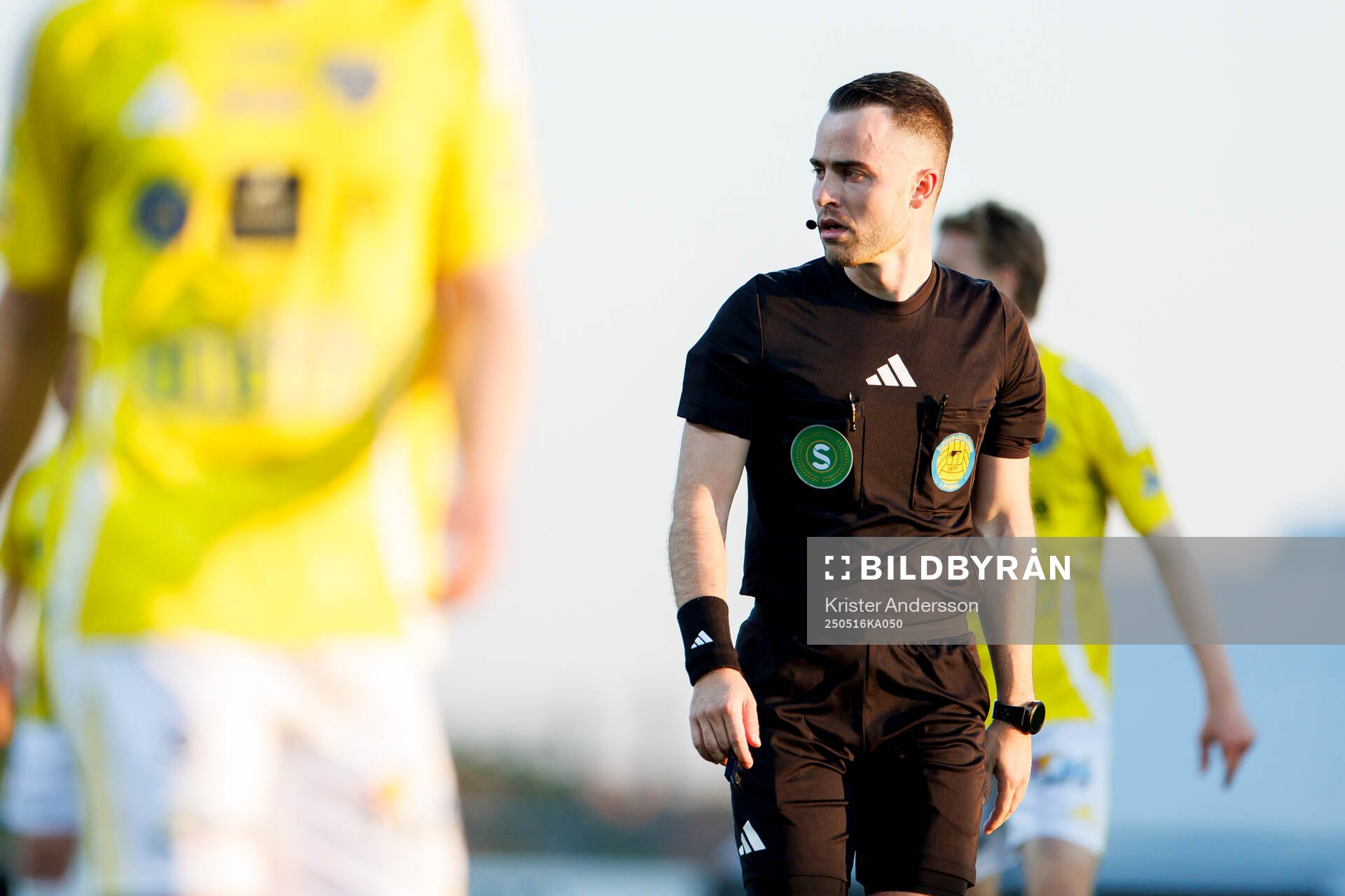 Domare Jasmin Svraka under fotbollsmatchen i Superettan mellan Falkenberg och Kalmar den 16 maj 2025 i Falkenberg. 