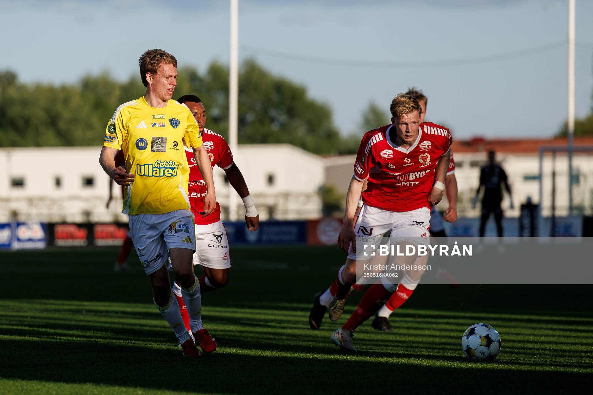 Falkenbergs Melker Nilsson och Kalmars Malcolm Stolt under fotbollsmatchen i Superettan mellan Falkenberg och Kalmar den 16 maj 2025 i Falkenberg.