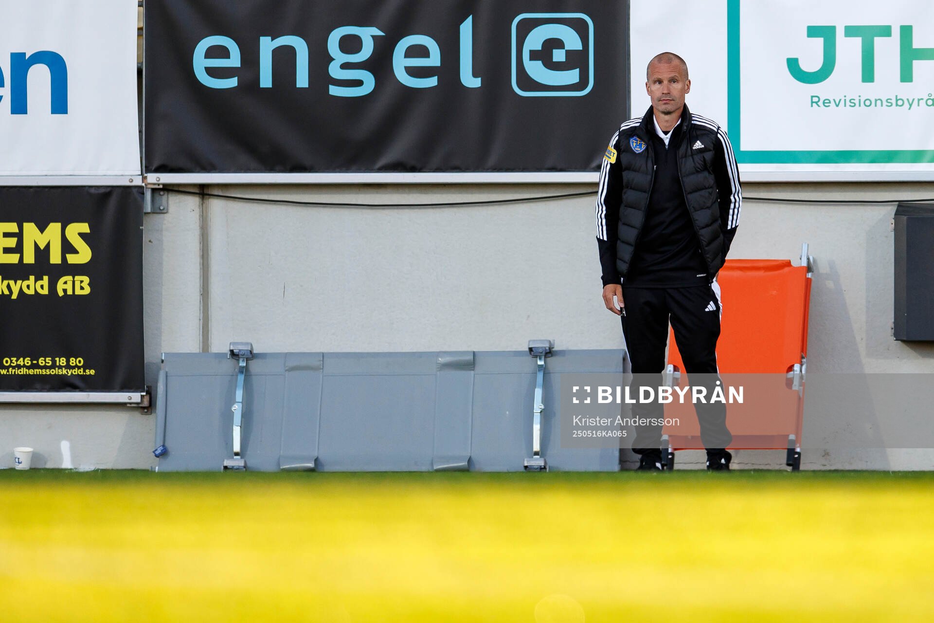Falkenbergs tränare Christoffer Andersson under fotbollsmatchen i Superettan mellan Falkenberg och Kalmar den 16 maj 2025 i Falkenberg.