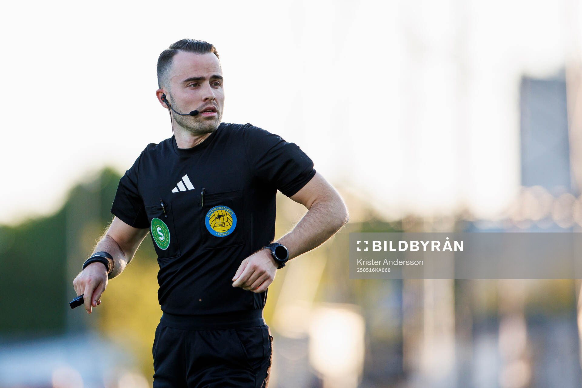 Domare Jasmin Svraka under fotbollsmatchen i Superettan mellan Falkenberg och Kalmar den 16 maj 2025 i Falkenberg. 