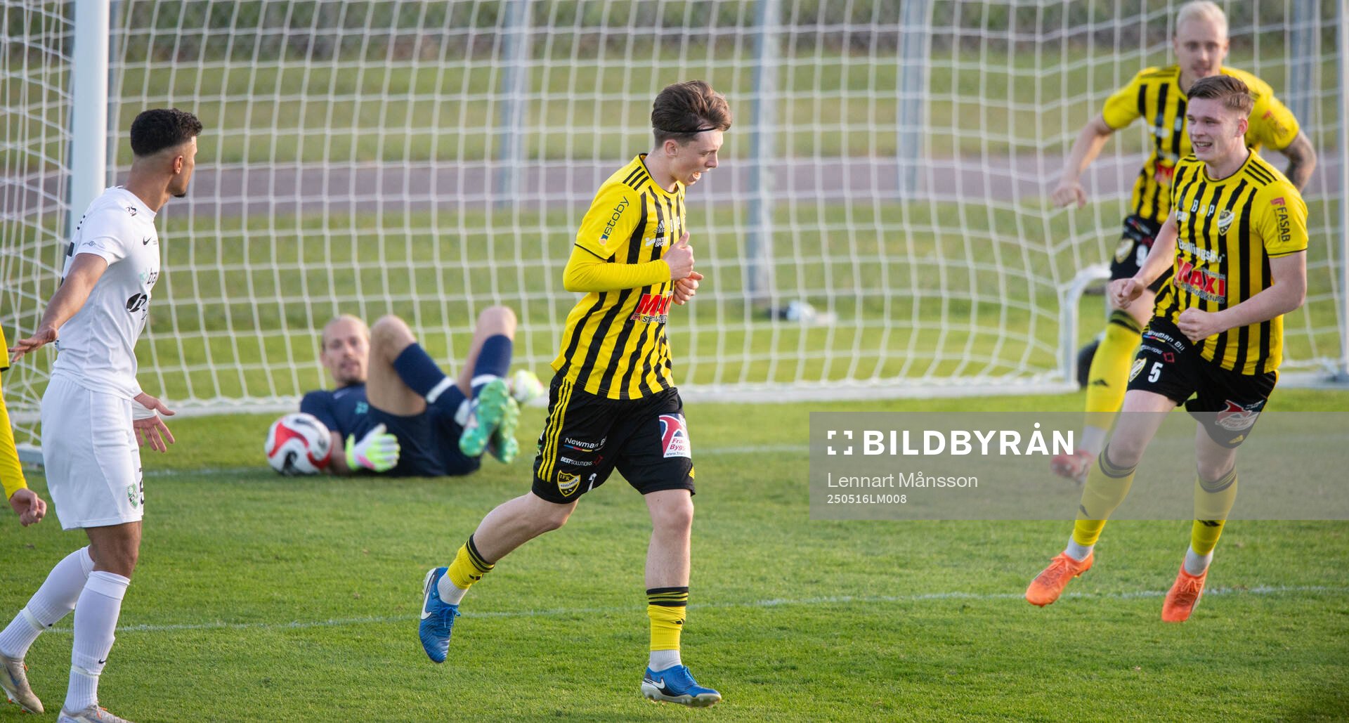 IFK Hässleholms Gustav Persson har gjort 2-1 och jublar i matchen i division 2 mellan IFK Hässleholm och Högaborgs BK i Hässleholm 16 maj 2025.