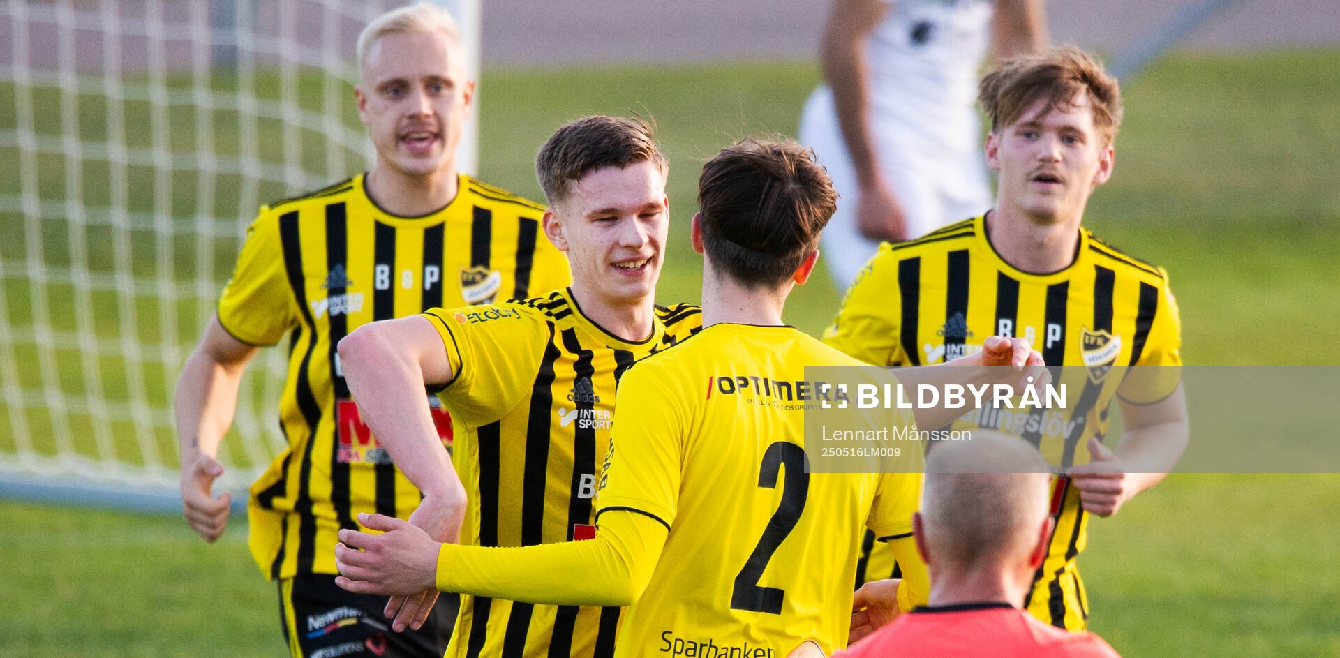 IFK Hässleholms Gustav Persson har gjort 2-1 och grattas av Alexander Sjöström, Axel Henriksson och Kasper Månsson i matchen i division 2 mellan IFK Hässleholm och Högaborgs BK i Hässleholm 16 maj 2025.