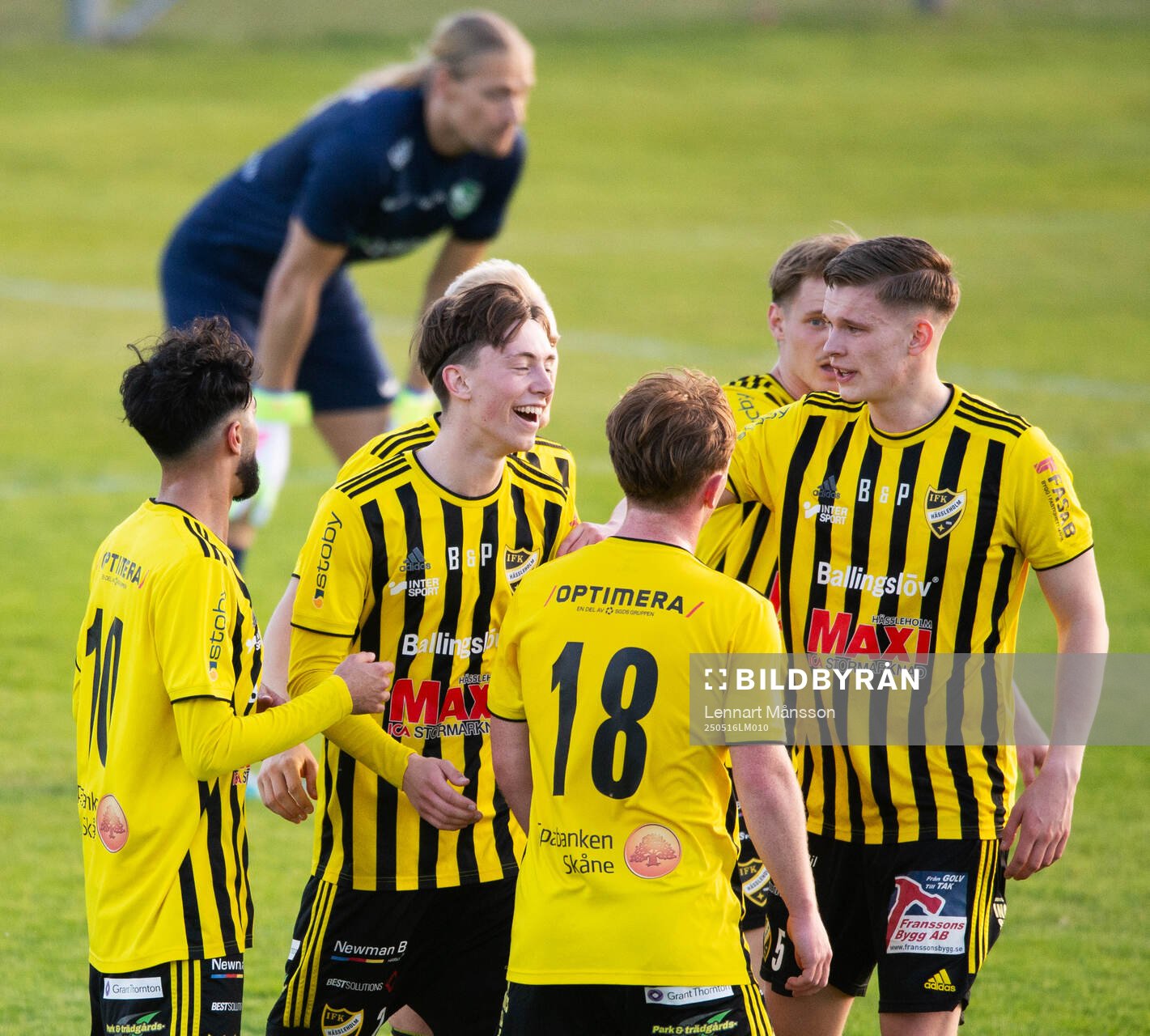IFK Hässleholms Gustav Persson har gjort 2-1 och grattas av Alexander Sjöström, Axel Henriksson och Kasper Månsson i matchen i division 2 mellan IFK Hässleholm och Högaborgs BK i Hässleholm 16 maj 2025.