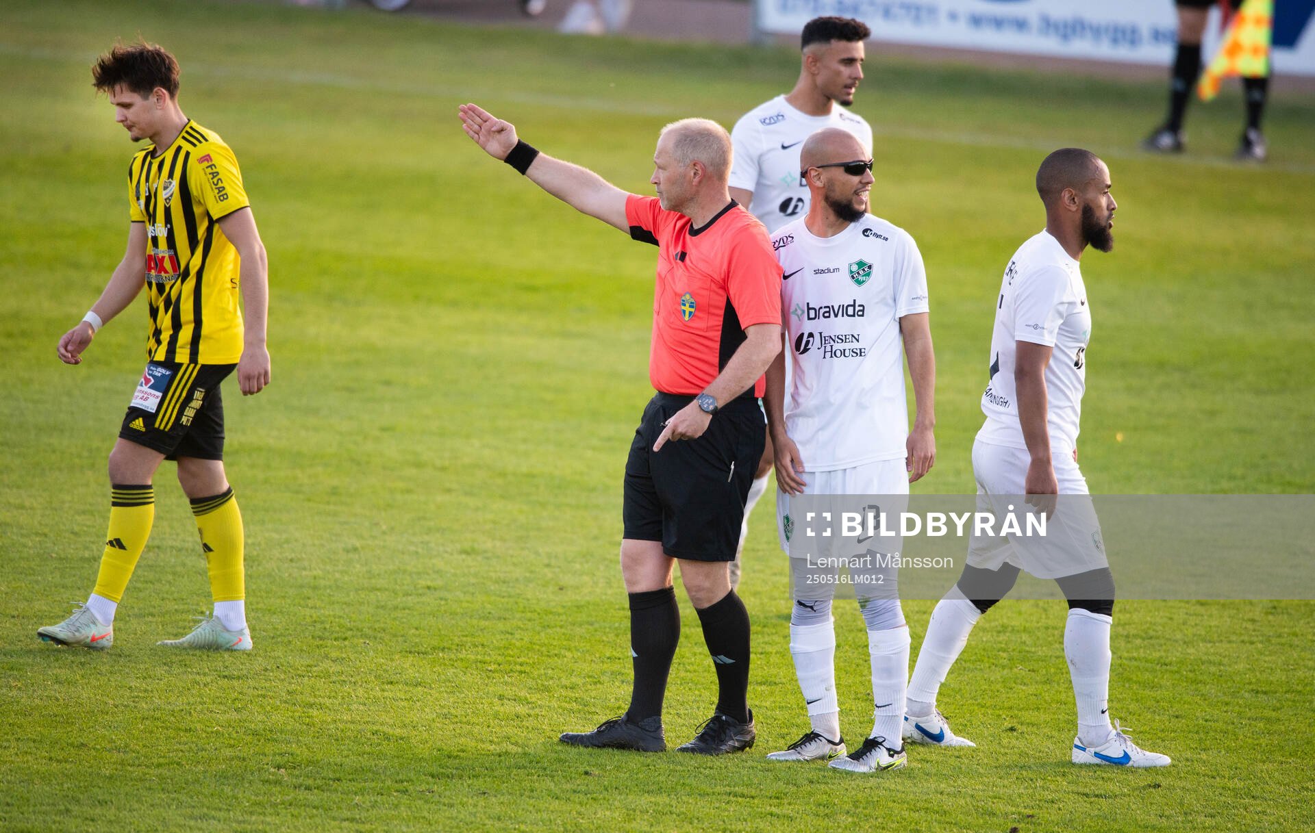 Domaren Niklas Olsson i matchen i division 2 mellan IFK