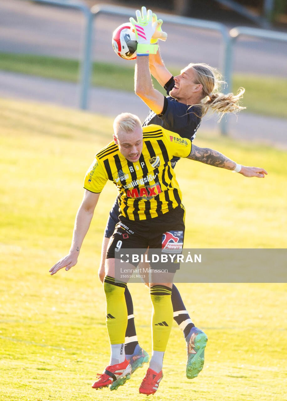 IFK Hässleholms Alexander Sjöström och Högaborgs målvakt Rikard Jansson i matchen i division 2 mellan IFK Hässleholm och Högaborgs BK i Hässleholm 16 maj 2025.