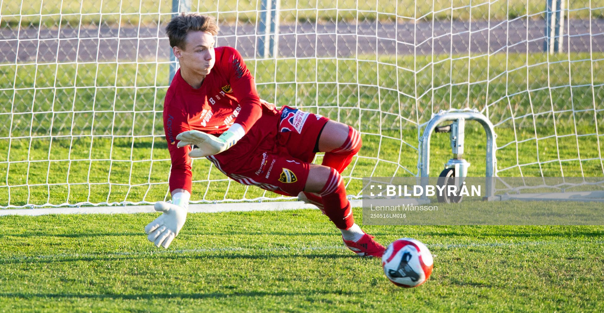 IFK Hässleholms Felix Persson räddar straff i matchen i division 2 mellan IFK Hässleholm och Högaborgs BK i Hässleholm 16 maj 2025.