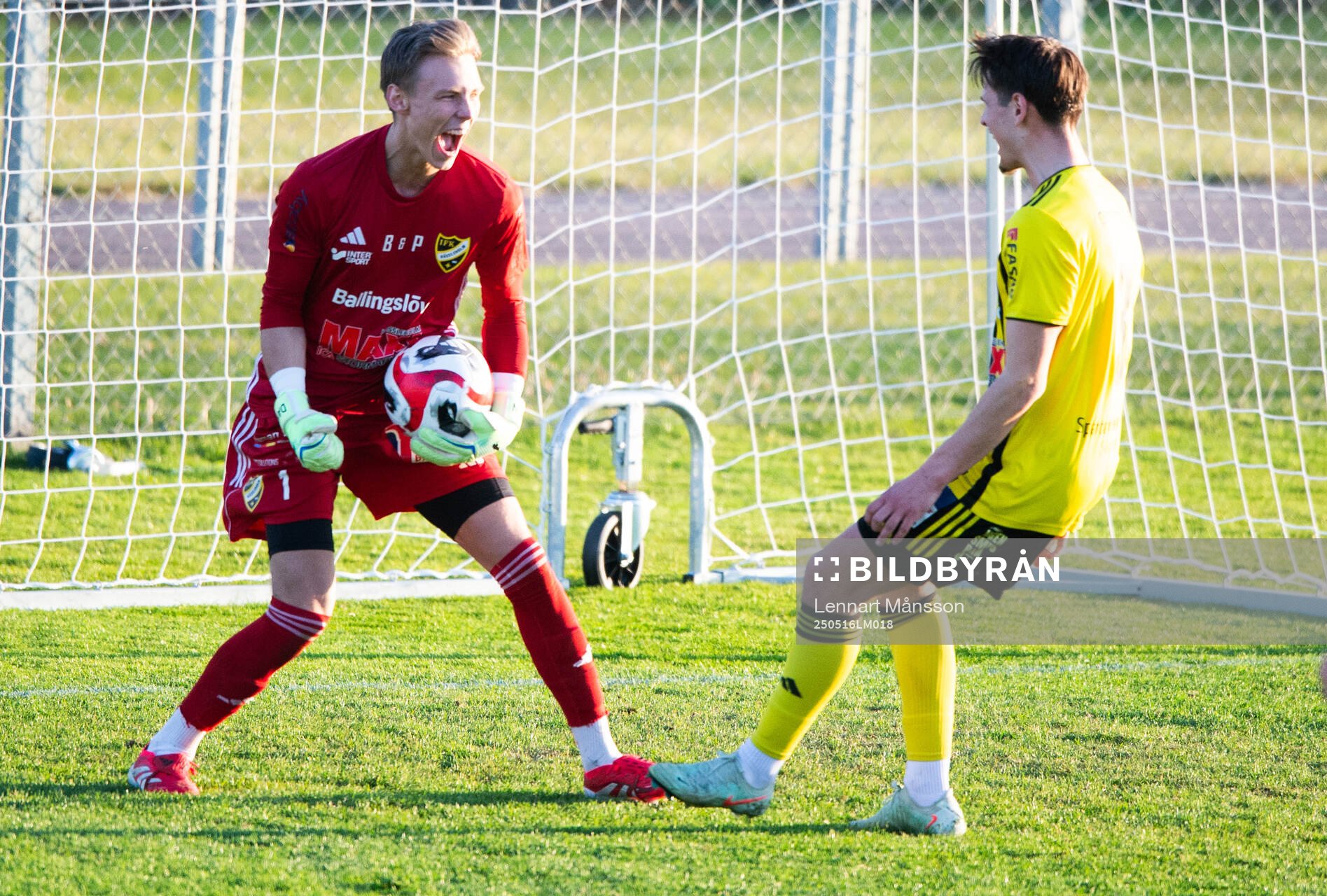 IFK Hässleholms Felix Persson har räddat en straff och grattas av Viktor Ahlgren i matchen i division 2 mellan IFK Hässleholm och Högaborgs BK i Hässleholm 16 maj 2025.