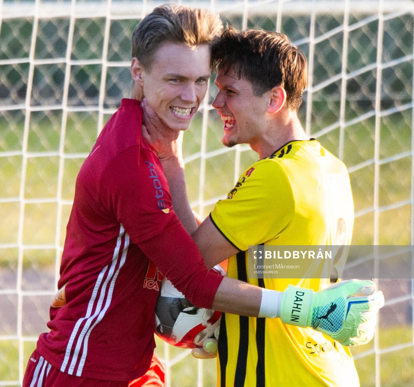 IFK Hässleholms Felix Persson har räddat en straff och grattas av Viktor Ahlgren i matchen i division 2 mellan IFK Hässleholm och Högaborgs BK i Hässleholm 16 maj 2025.