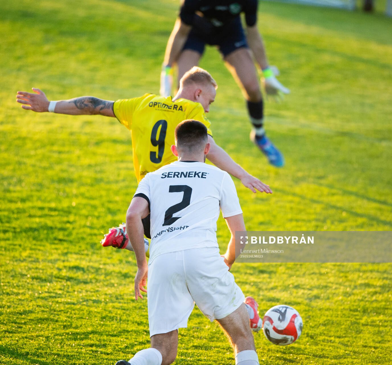 IFK Hässleholms Alexander Sjöström dundrar in 3-3 i matchen i division 2 mellan IFK Hässleholm och Högaborgs BK i Hässleholm 16 maj 2025.