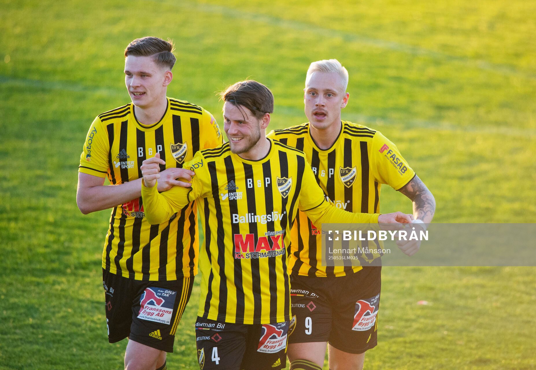 IFK Hässleholms Alexander Sjöström dundrar in 3-3 och jublar med Axel Henriksson och Elliot Pramberg i matchen i division 2 mellan IFK Hässleholm och Högaborgs BK i Hässleholm 16 maj 2025.