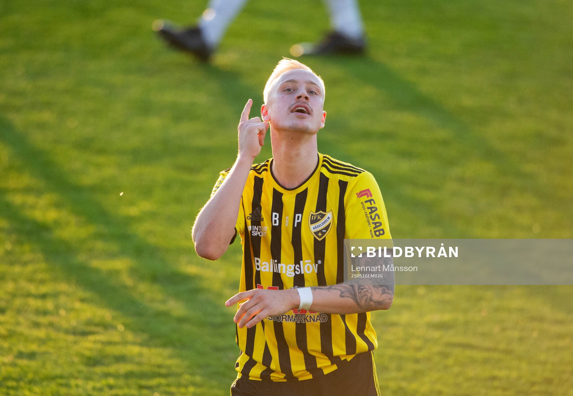 FK Hässleholms Alexander Sjöström dundrar in 3-3 och jublar i matchen i division 2 mellan IFK Hässleholm och Högaborgs BK i Hässleholm 16 maj 2025.