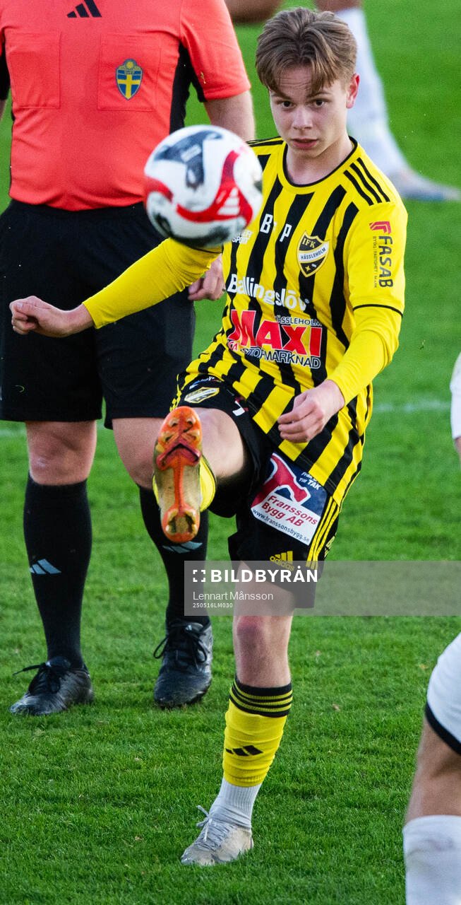 IFK Hässleholms Max Persson i matchen i division 2 mellan IFK Hässleholm och Högaborgs BK i Hässleholm 16 maj 2025.