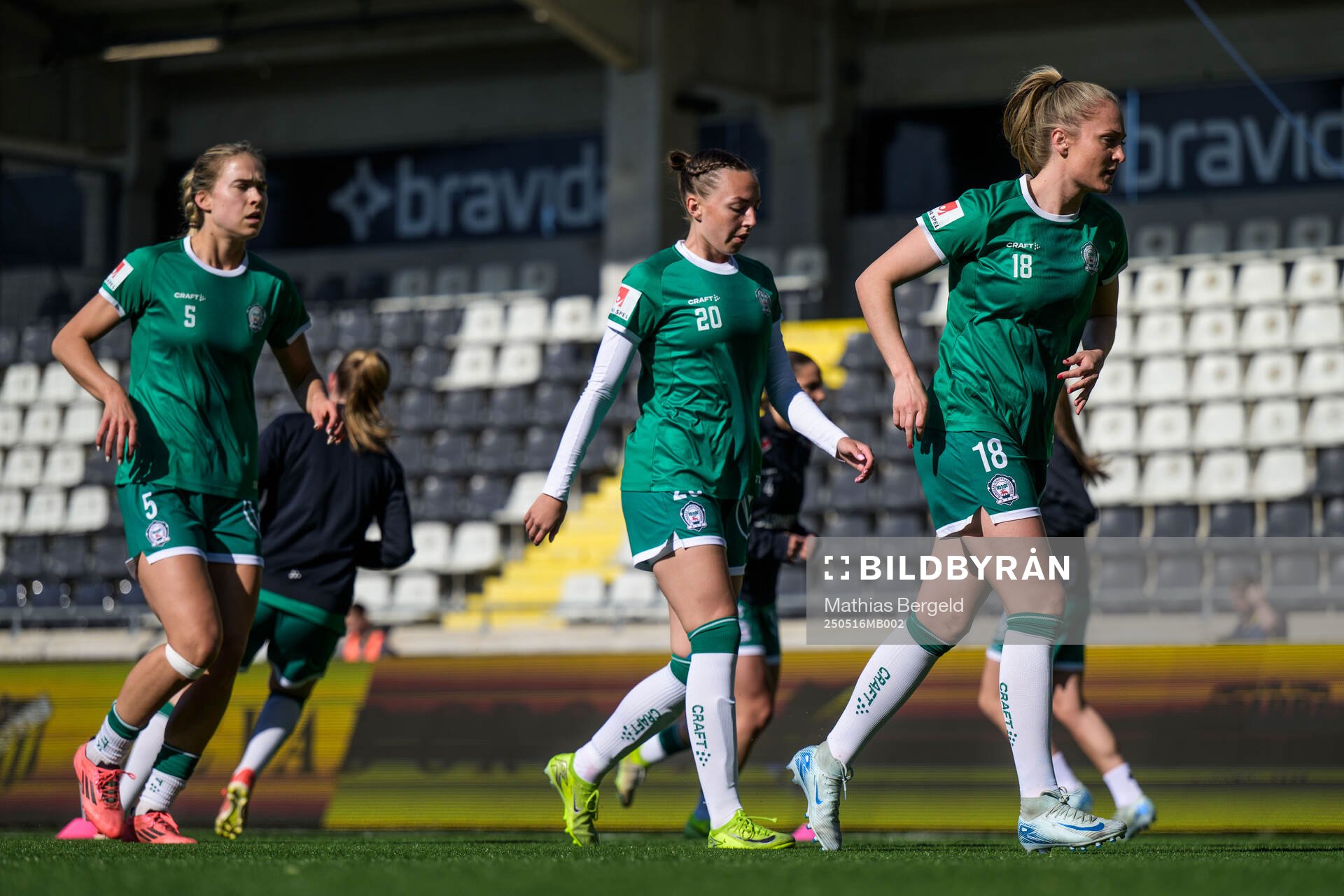 Alingsås Emmaliina Tulkki, Emmy Blomberg och Karin Lundin inför fotbollsmatchen i Damallsvenskan mellan Häcken och Alingsås den 16 maj 2025 i Göteborg.