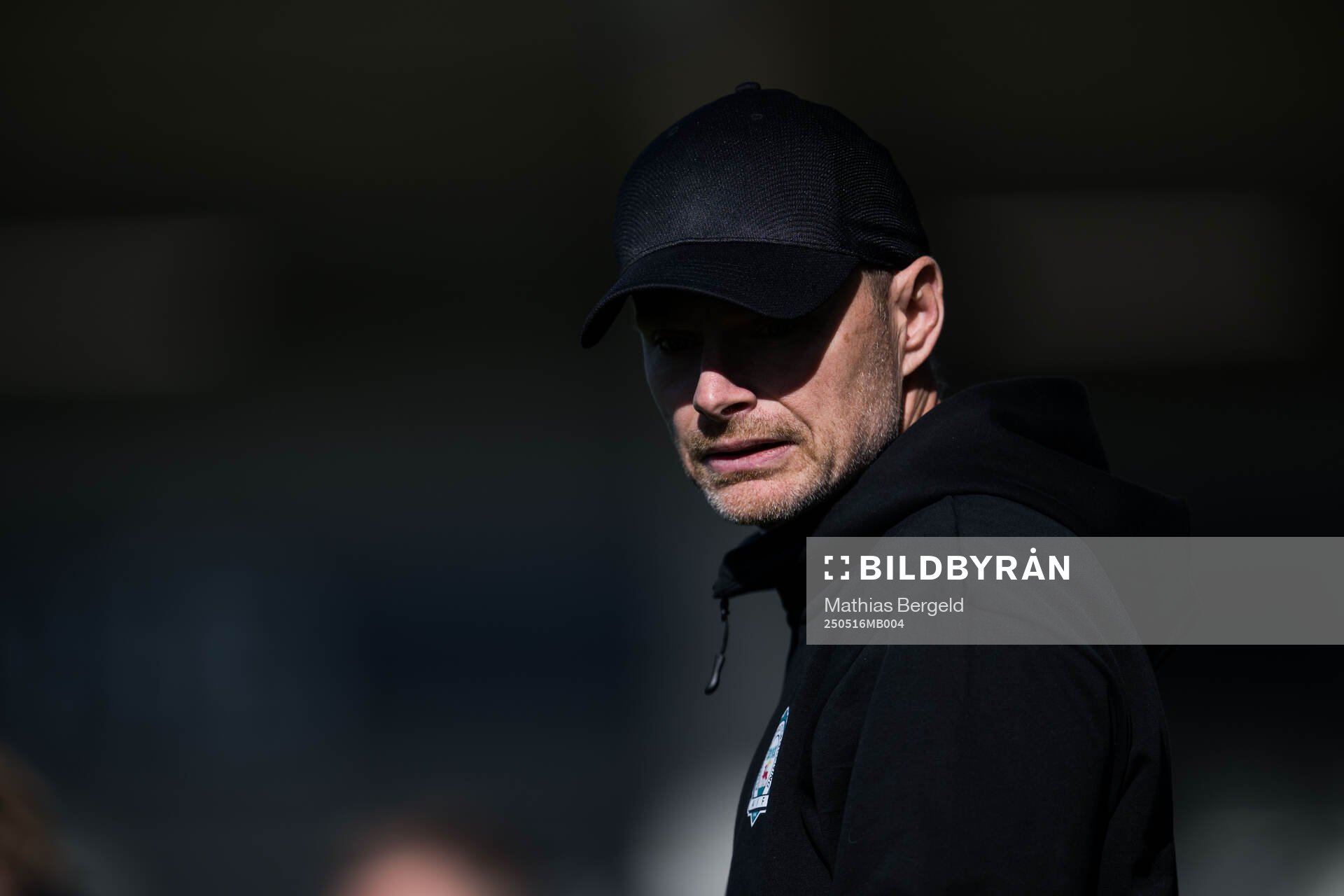 Alingsås tränare Per-Olov Häggström inför fotbollsmatchen i Damallsvenskan mellan Häcken och Alingsås den 16 maj 2025 i Göteborg. 