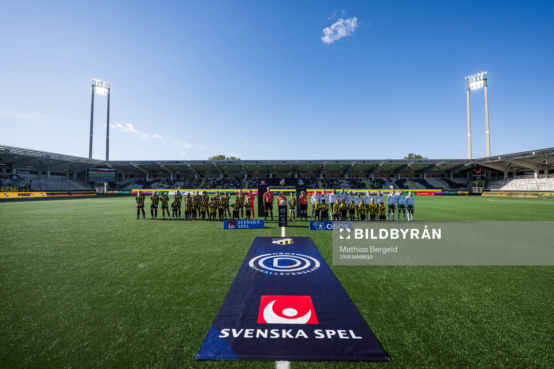 Häckens och Alingsås spelare inför fotbollsmatchen i Damallsvenskan mellan Häcken och Alingsås den 16 maj 2025 i Göteborg. 