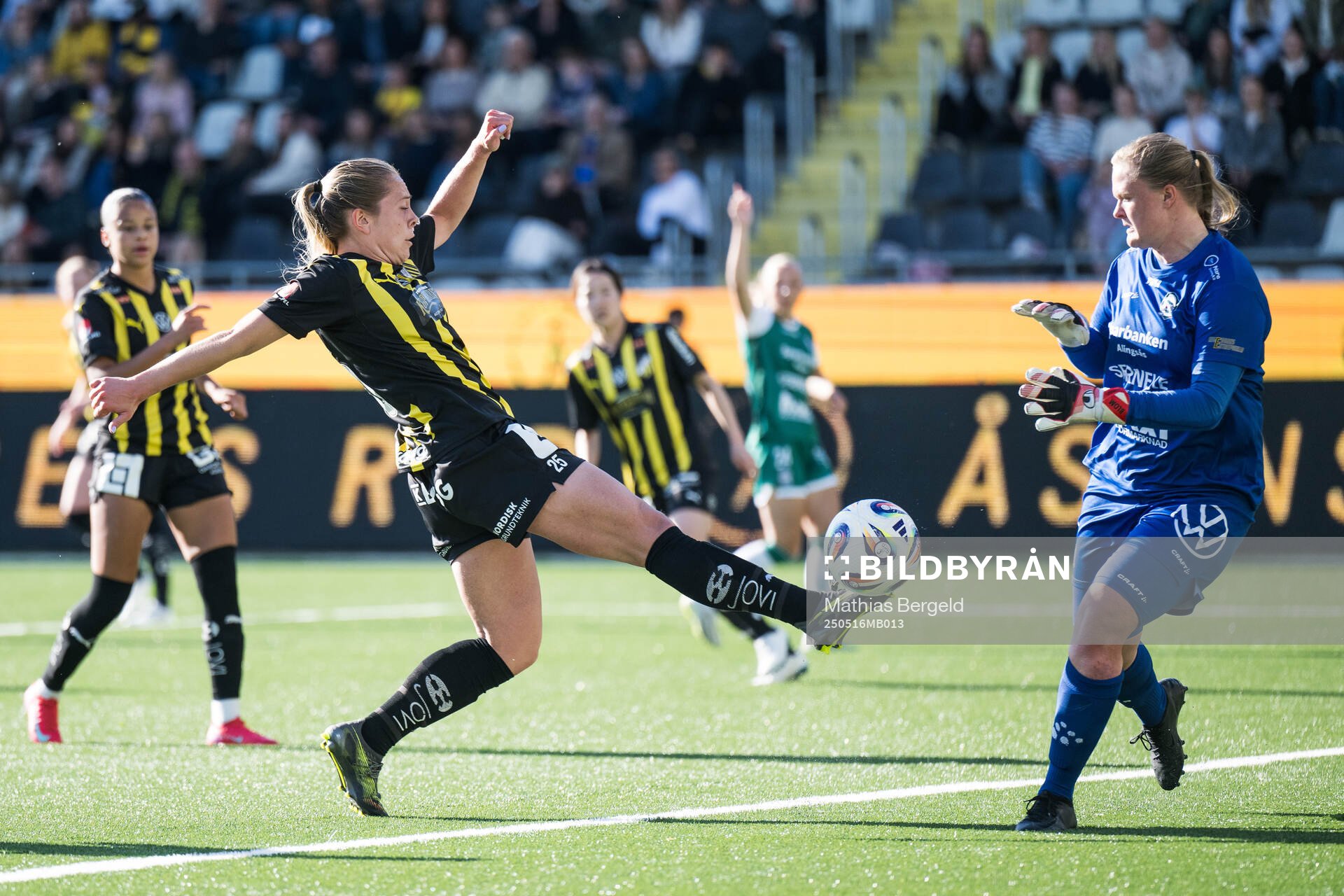 Häckens Alice Bergström och Alingsås målvakt Alexandra Blom under fotbollsmatchen i Damallsvenskan mellan Häcken och Alingsås den 16 maj 2025 i Göteborg.