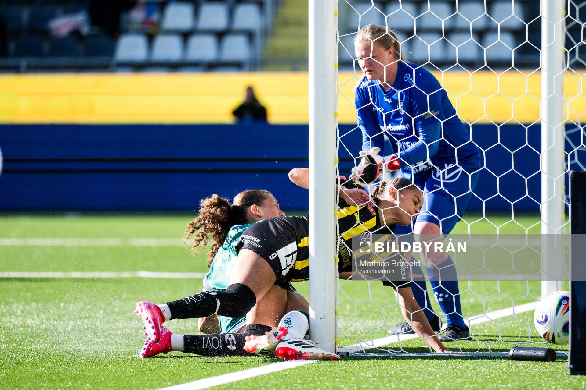 Alingsås Malva Larsson och målvakt Alexandra Blom mot Häckens Felicia Schröder under fotbollsmatchen i Damallsvenskan mellan Häcken och Alingsås den 16 maj 2025 i Göteborg.