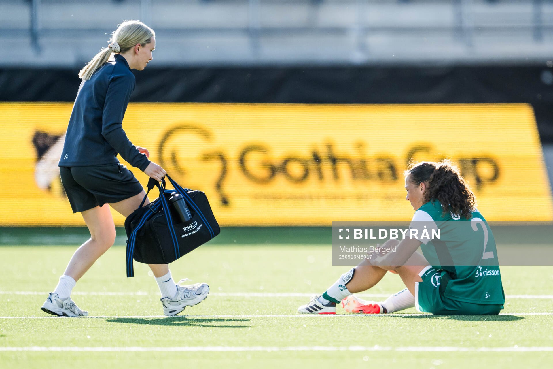 Alingsås Malva Larsson får vård under fotbollsmatchen i Damallsvenskan mellan Häcken och Alingsås den 16 maj 2025 i Göteborg. 
