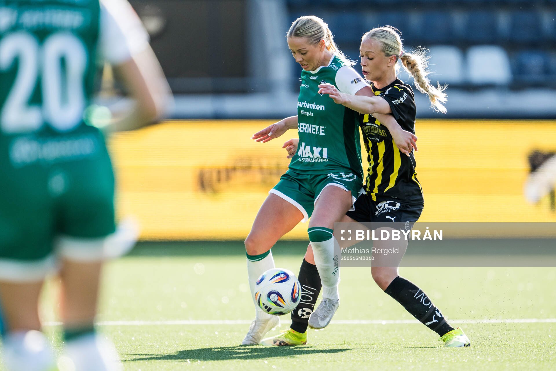 Alingsås Moa Öhman och Häckens Lisa Löwing under fotbollsmatchen i Damallsvenskan mellan Häcken och Alingsås den 16 maj 2025 i Göteborg.