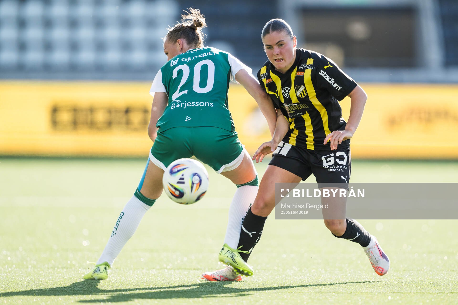 Alingsås Emmy Blomberg och Häckens Hanna Wijk under fotbollsmatchen i Damallsvenskan mellan Häcken och Alingsås den 16 maj 2025 i Göteborg.