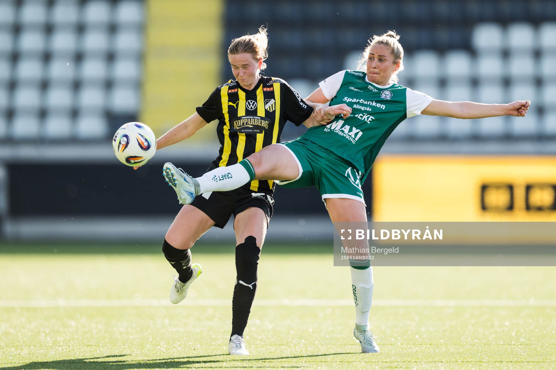 Häckens Emma Östlund och Alingsås Karin Lundin under fotbollsmatchen i Damallsvenskan mellan Häcken och Alingsås den 16 maj 2025 i Göteborg.