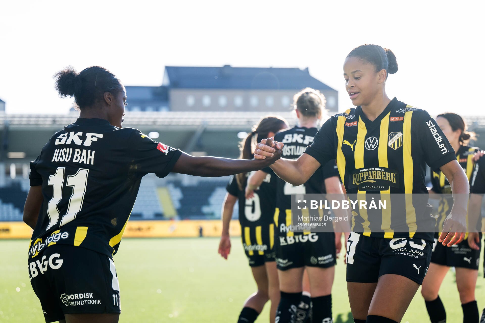 Häckens Monica Jusu Bah och Felicia Schröder jublar efter 2-0 under fotbollsmatchen i Damallsvenskan mellan Häcken och Alingsås den 16 maj 2025 i Göteborg.